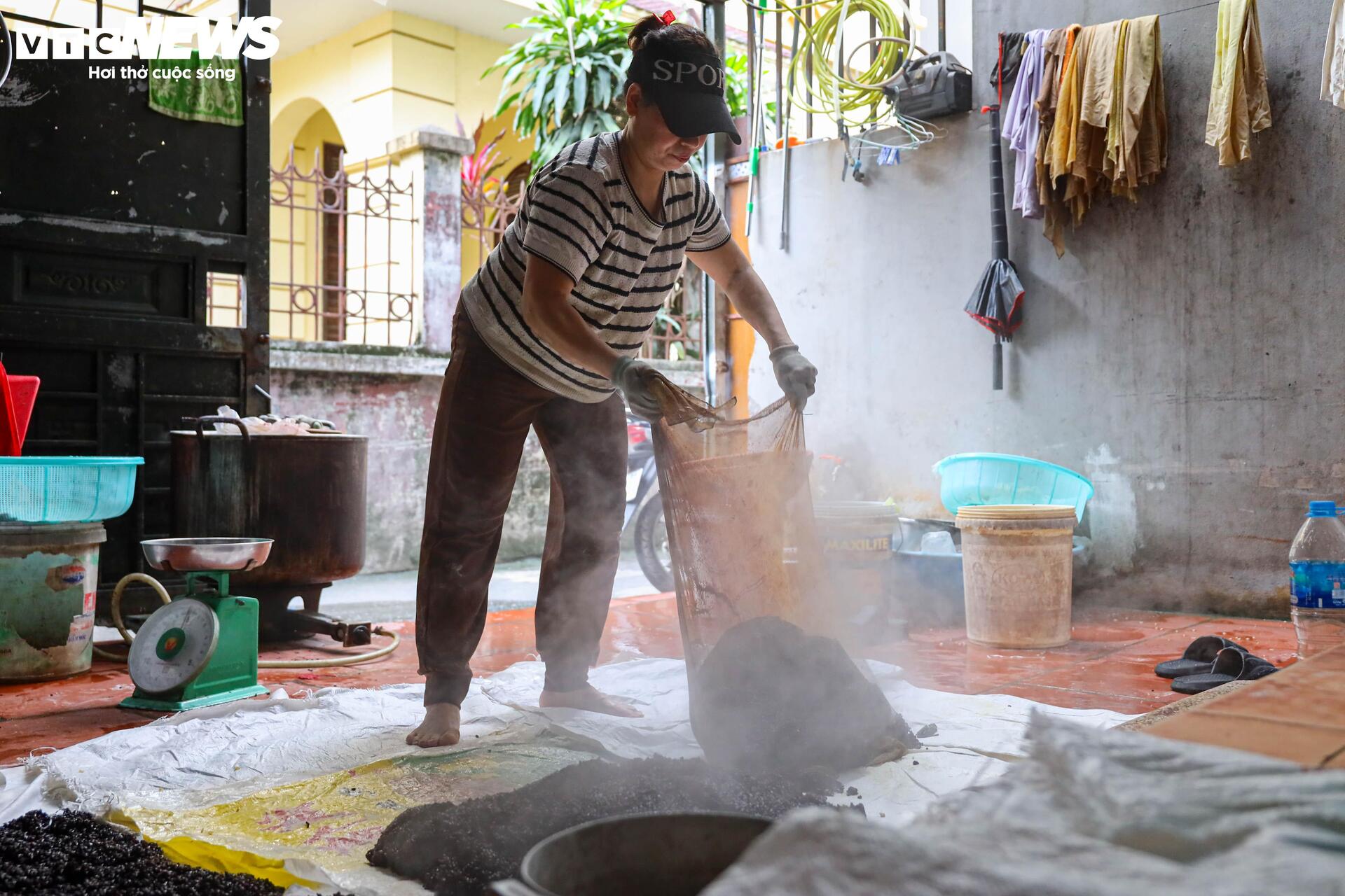 Tết Đoan ngọ cận kề, làng rượu nếp tất bật xuyên đêm - 8