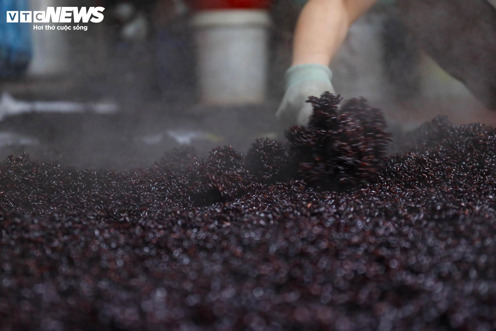 Tết Đoan ngọ cận kề, làng rượu nếp tất bật xuyên đêm - 9