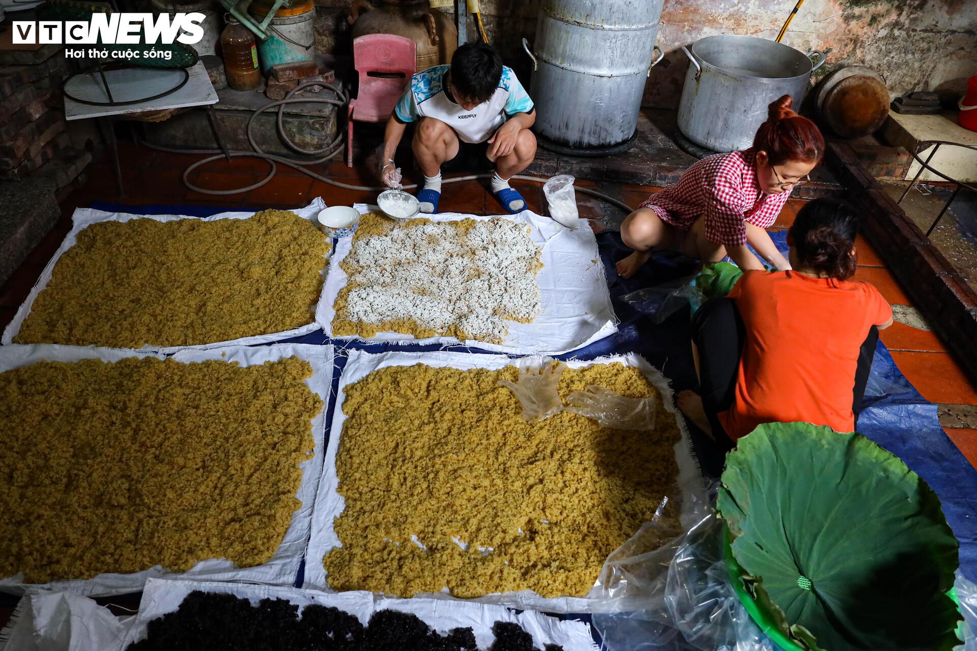 Tết Đoan ngọ cận kề, làng rượu nếp tất bật xuyên đêm - 17