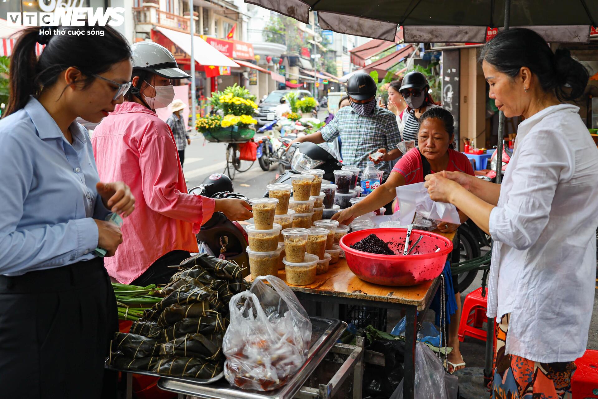 Bán cả trăm mâm cúng ngũ sắc trong ngày Tết Đoan ngọ - 2