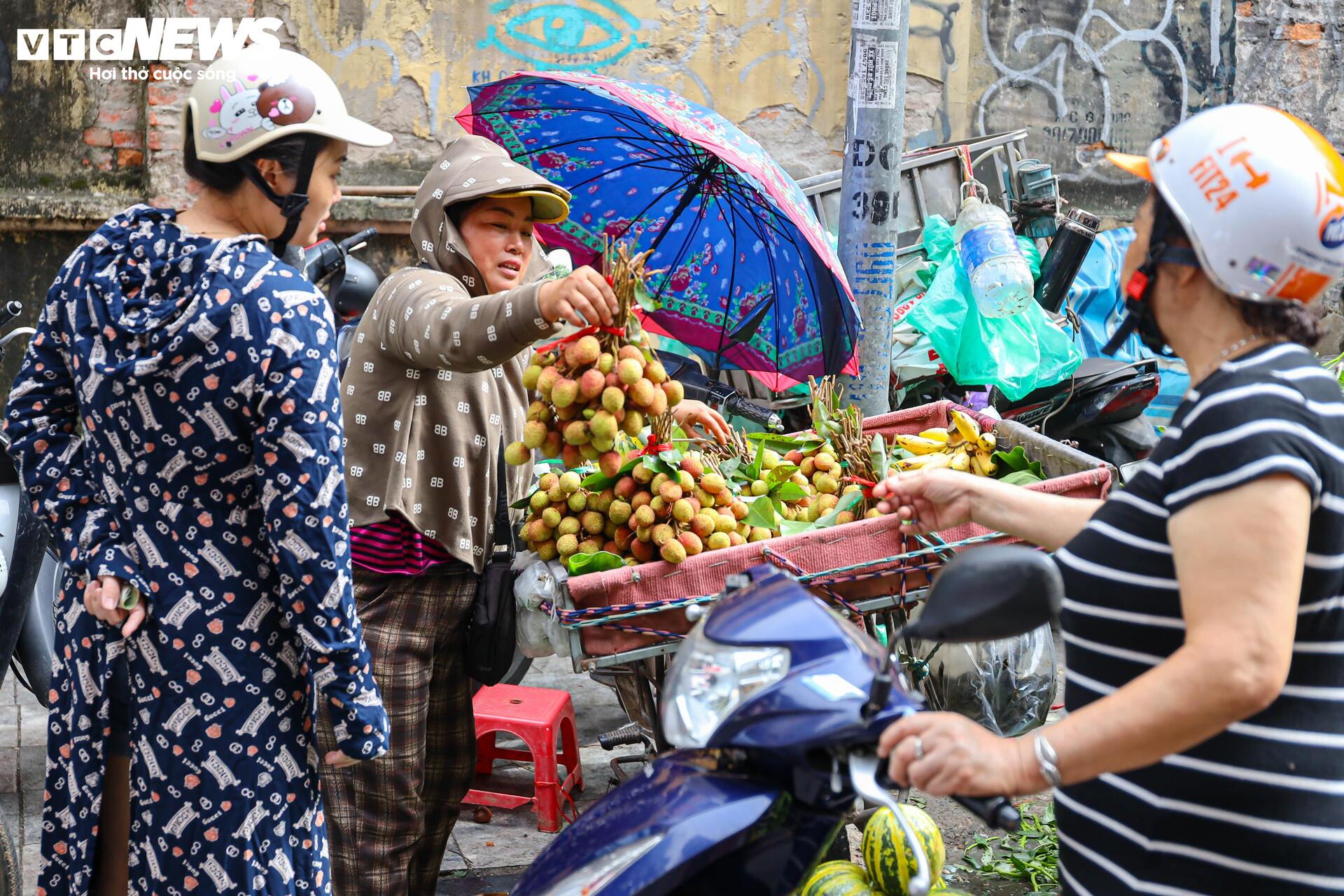 Bán cả trăm mâm cúng ngũ sắc trong ngày Tết Đoan ngọ - 11