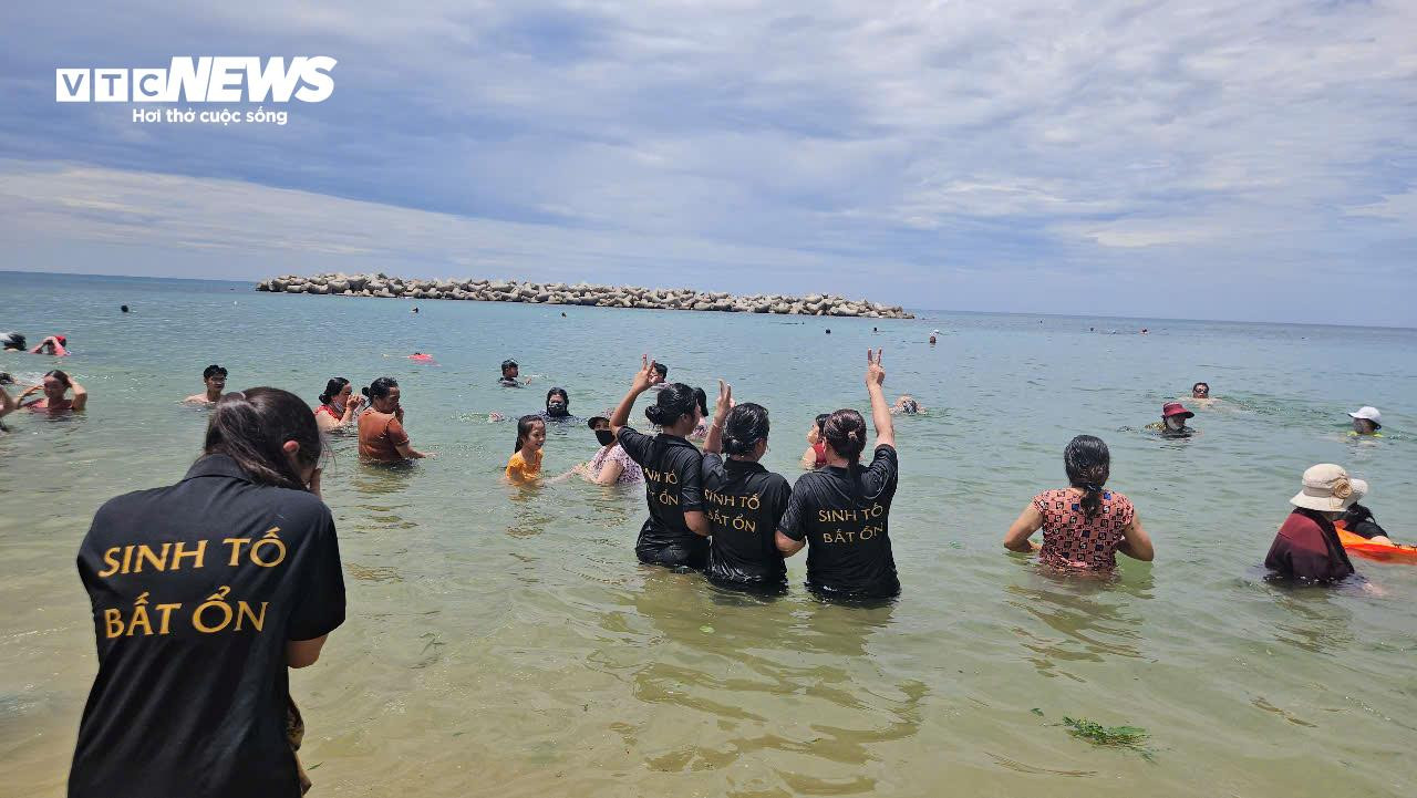 Giữa trưa Tết Đoan ngọ, người dân Phú Yên kéo nhau đi tắm biển 'xả xui' - 9