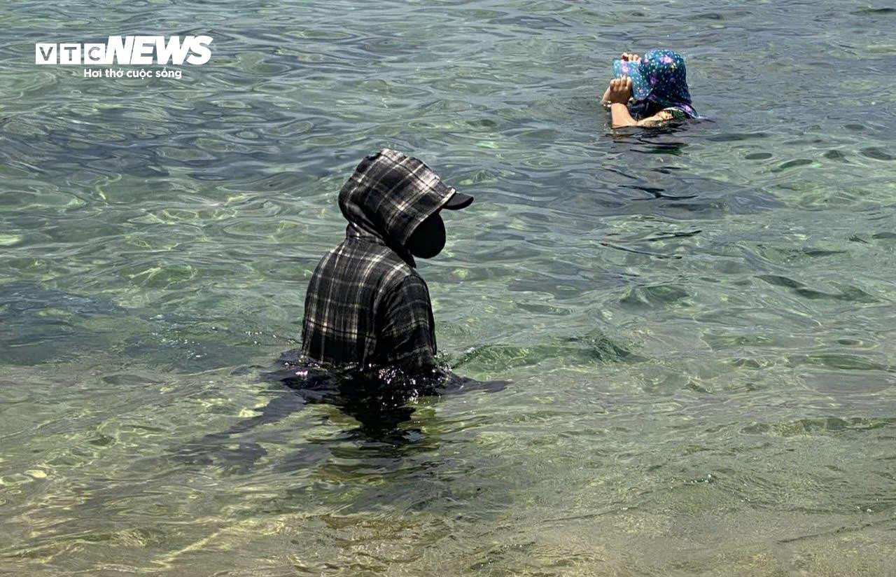 Giữa trưa Tết Đoan ngọ, người dân Phú Yên kéo nhau đi tắm biển 'xả xui' - 8