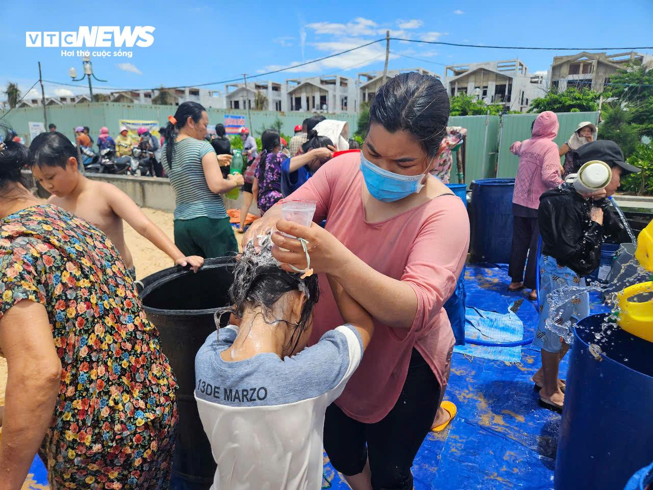 Giữa trưa Tết Đoan ngọ, người dân Phú Yên kéo nhau đi tắm biển 'xả xui' - 10