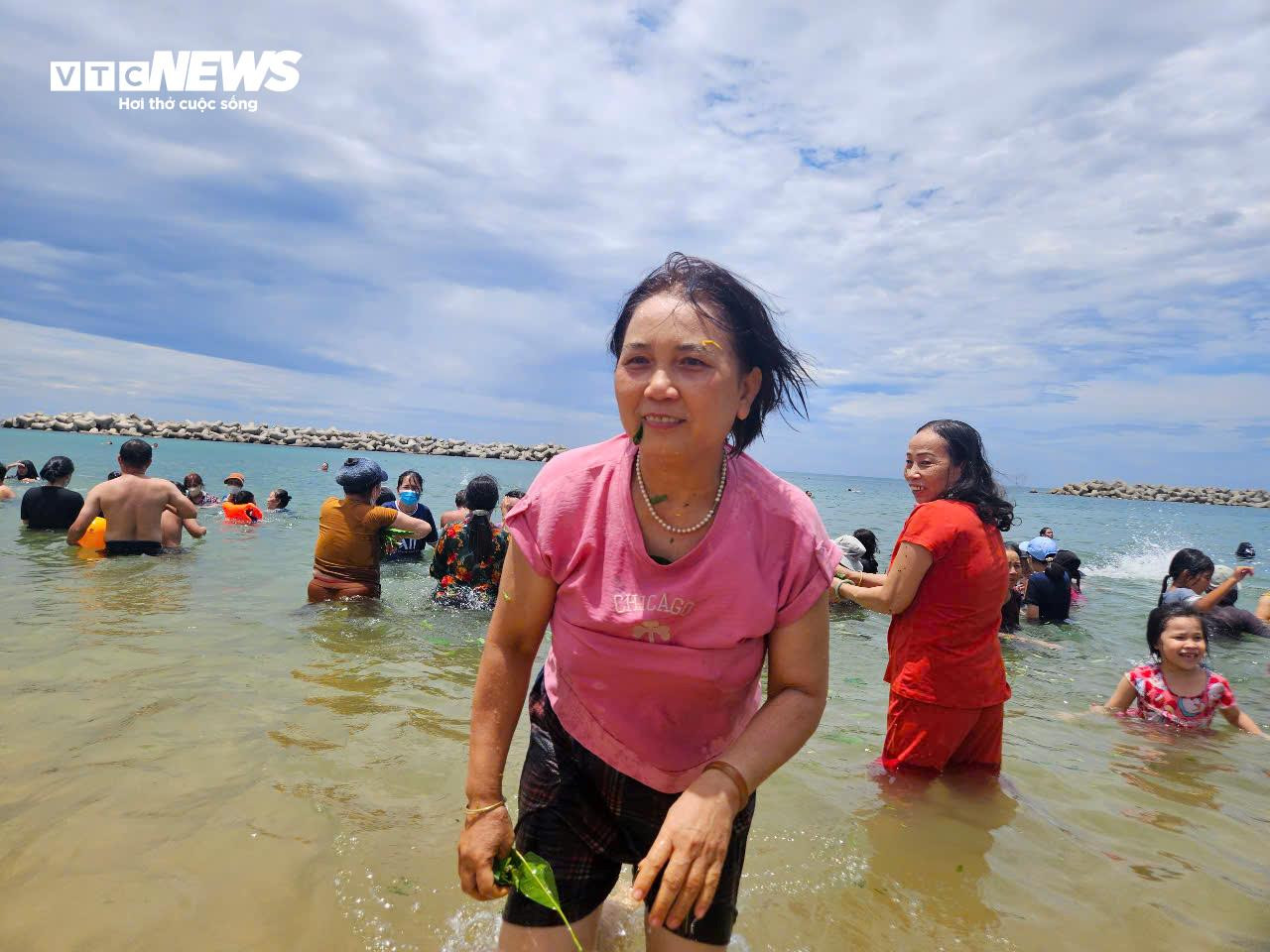 Giữa trưa Tết Đoan ngọ, người dân Phú Yên kéo nhau đi tắm biển 'xả xui' - 11