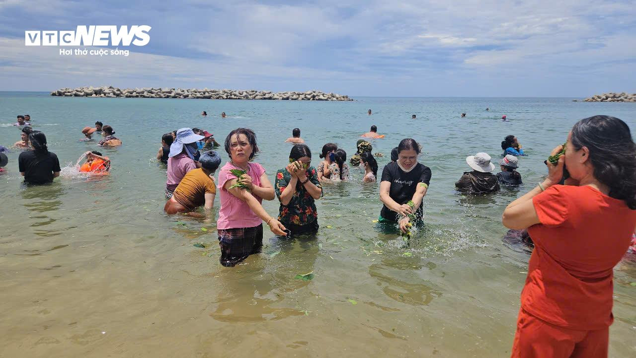 Giữa trưa Tết Đoan ngọ, người dân Phú Yên kéo nhau đi tắm biển 'xả xui' - 5