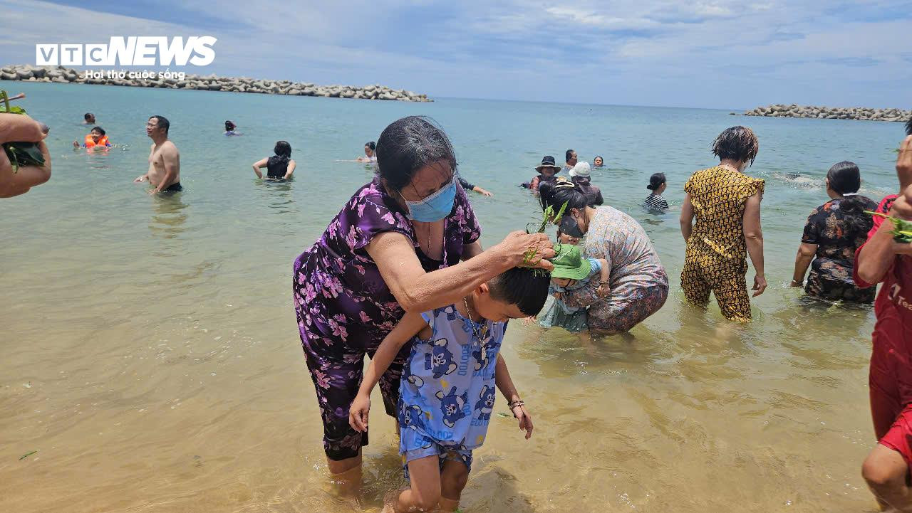 Giữa trưa Tết Đoan ngọ, người dân Phú Yên kéo nhau đi tắm biển 'xả xui' - 2