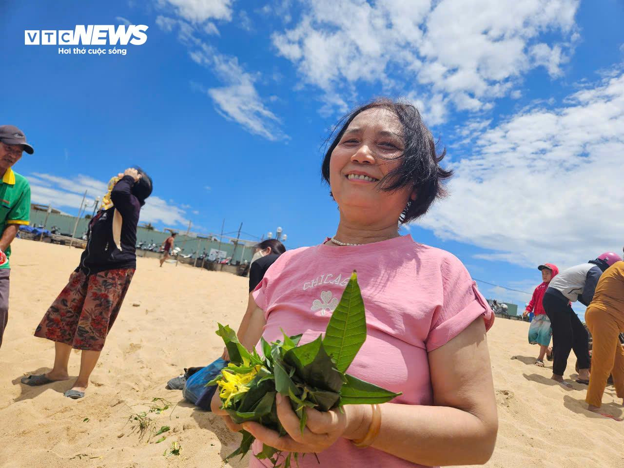 Giữa trưa Tết Đoan ngọ, người dân Phú Yên kéo nhau đi tắm biển 'xả xui' - 3