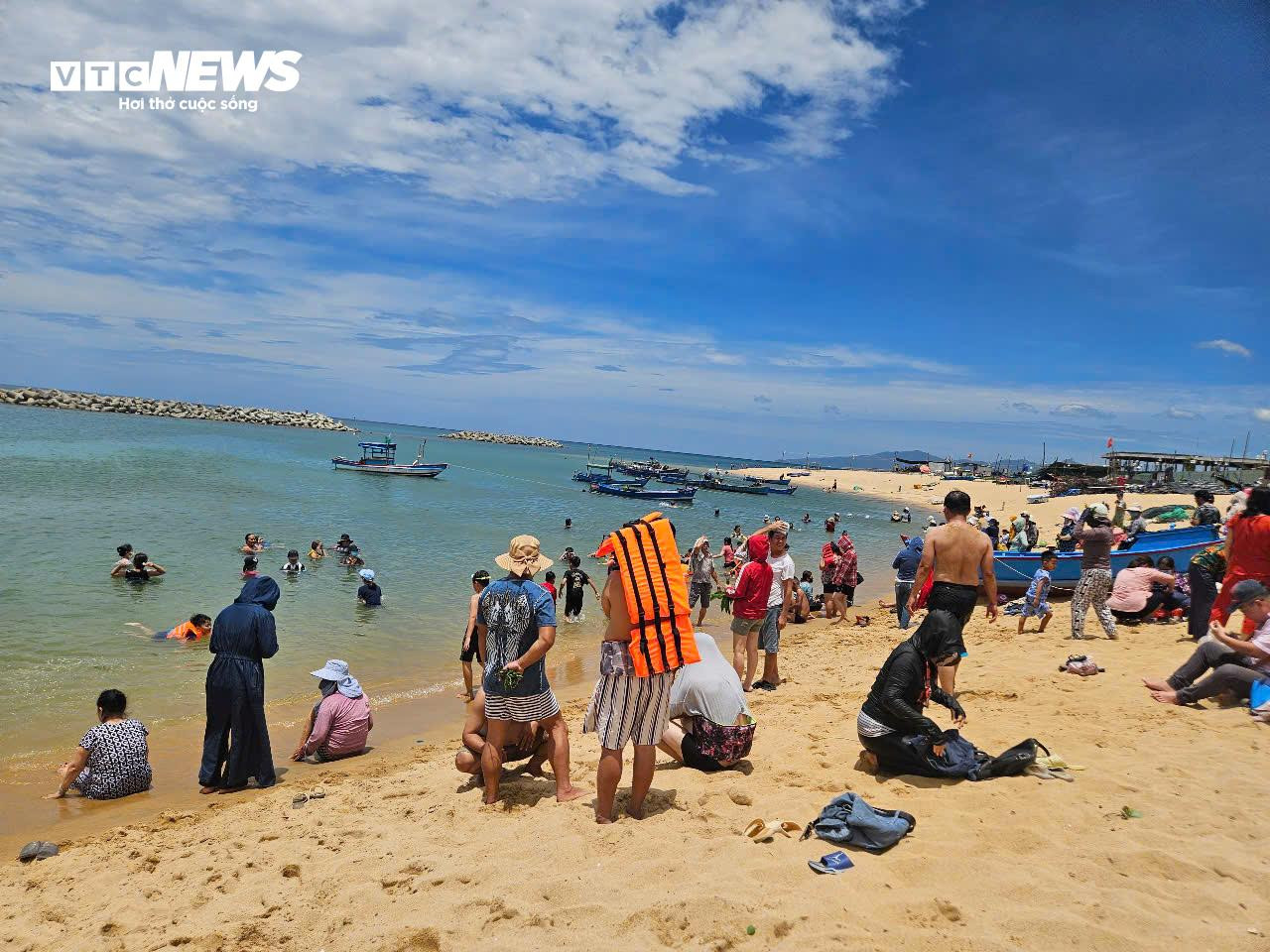 Giữa trưa Tết Đoan ngọ, người dân Phú Yên kéo nhau đi tắm biển 'xả xui' - 1