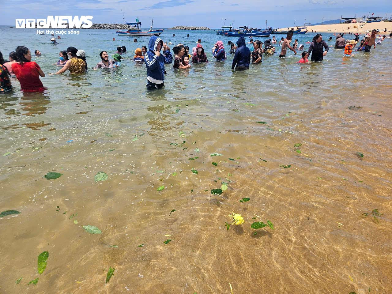 Giữa trưa Tết Đoan ngọ, người dân Phú Yên kéo nhau đi tắm biển 'xả xui' - 4