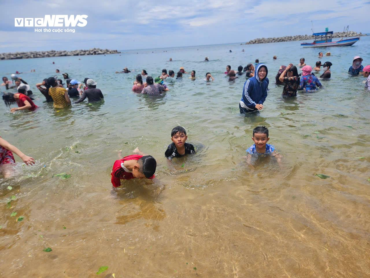 Giữa trưa Tết Đoan ngọ, người dân Phú Yên kéo nhau đi tắm biển 'xả xui' - 6