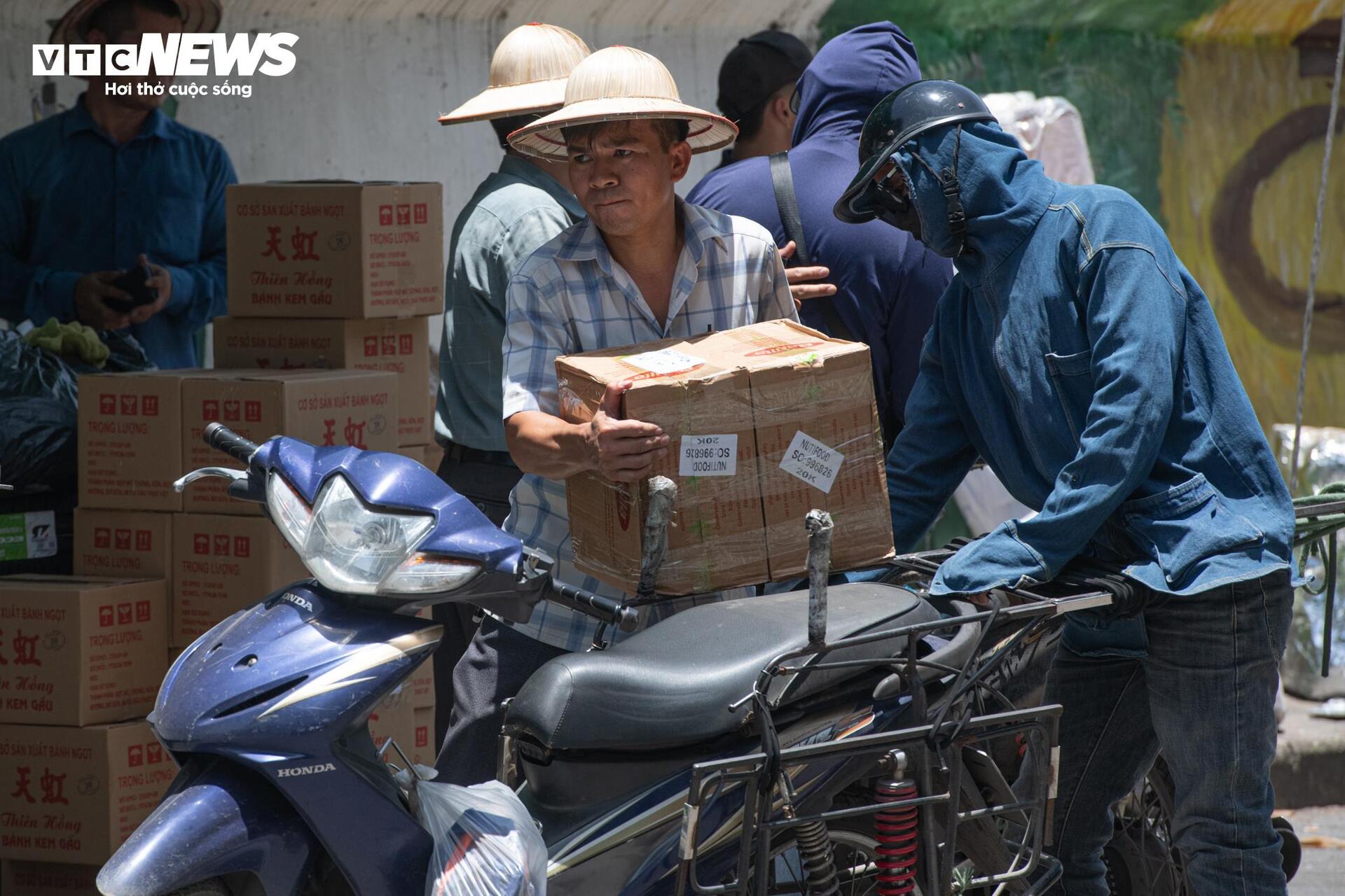 Nắng nóng ngoài trời hơn 60°C, người lao động quay cuồng mưu sinh - 11