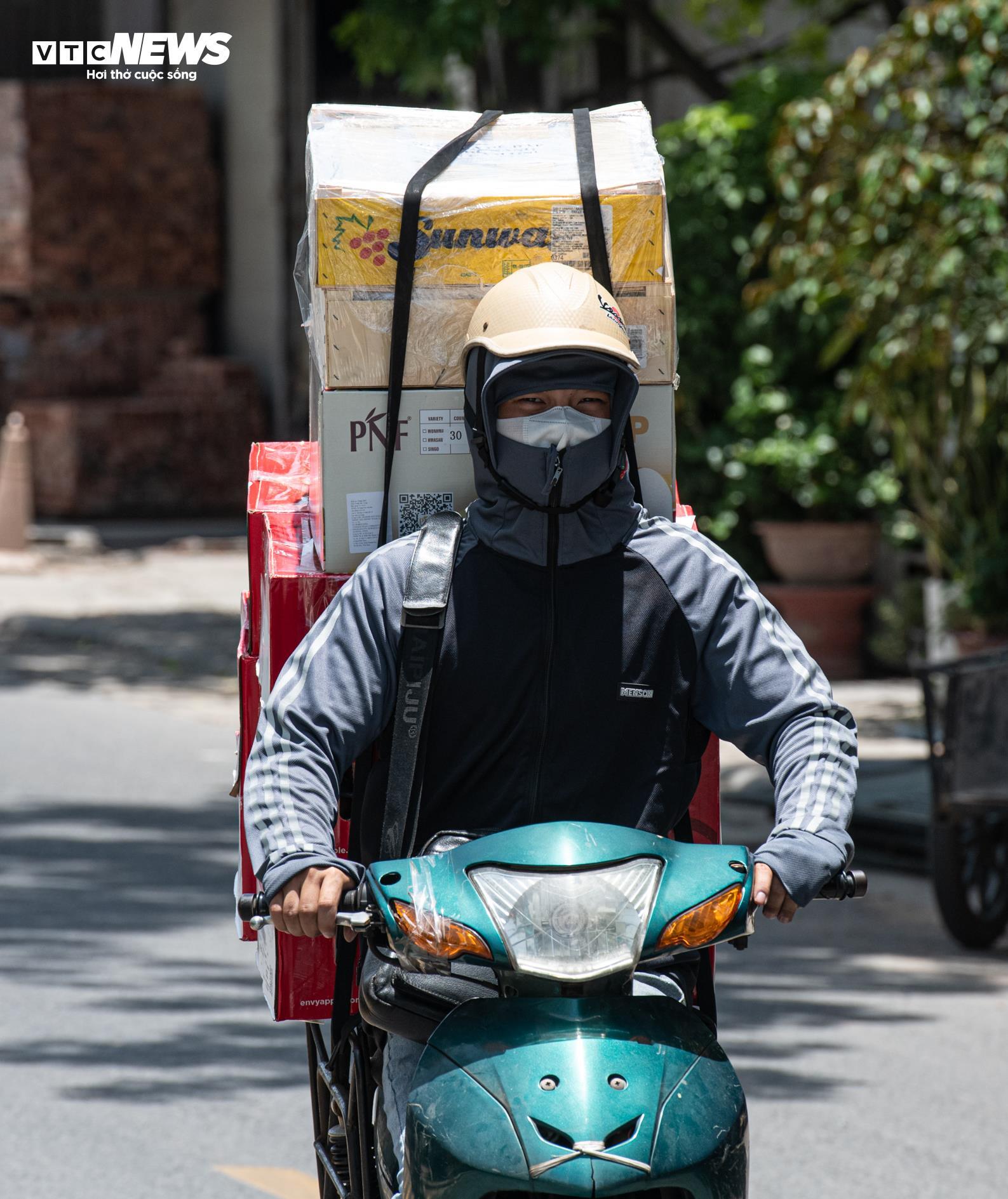 Nắng nóng ngoài trời hơn 60°C, người lao động quay cuồng mưu sinh - 12
