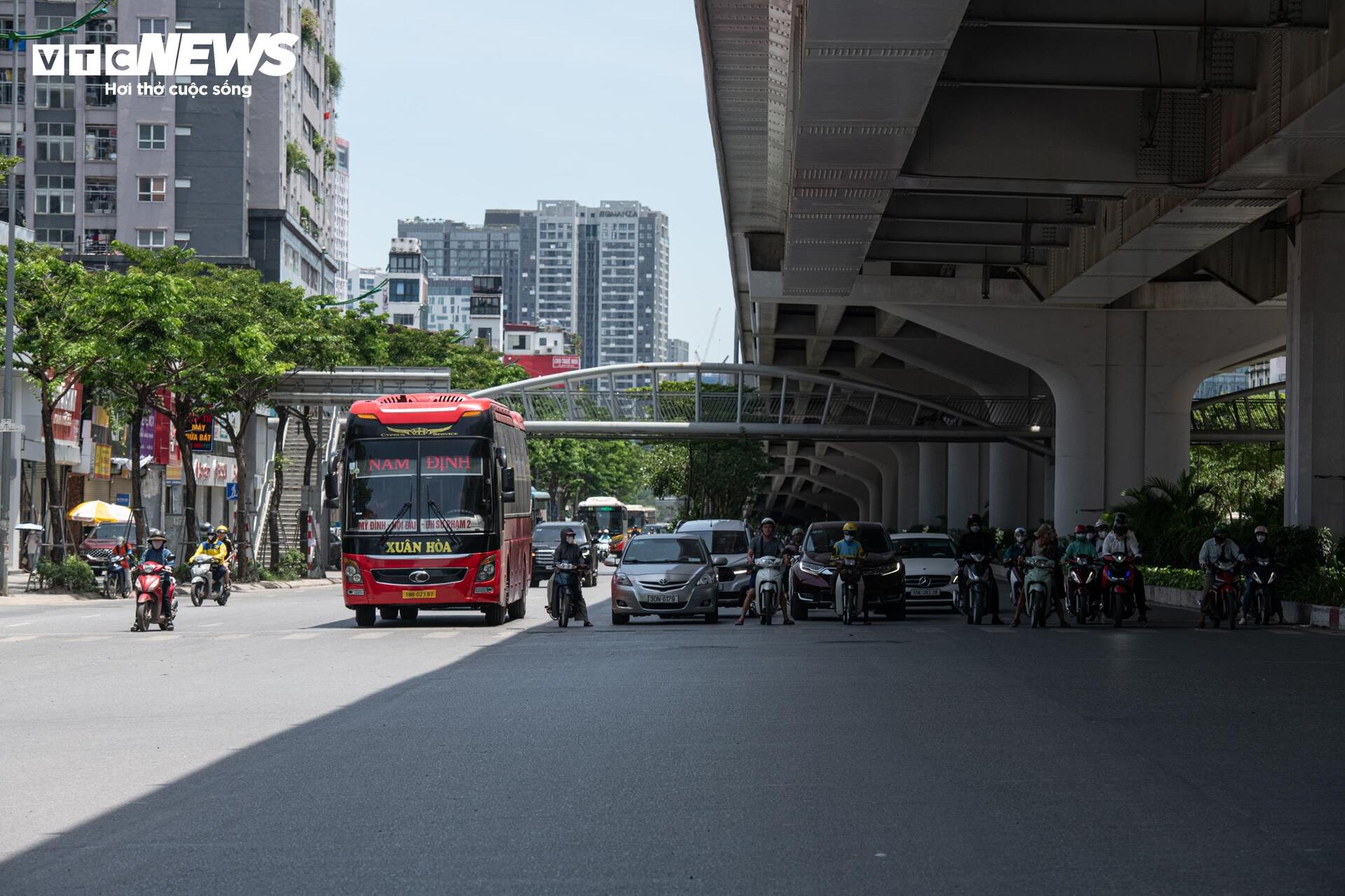 Nắng nóng ngoài trời hơn 60°C, người lao động quay cuồng mưu sinh - 7