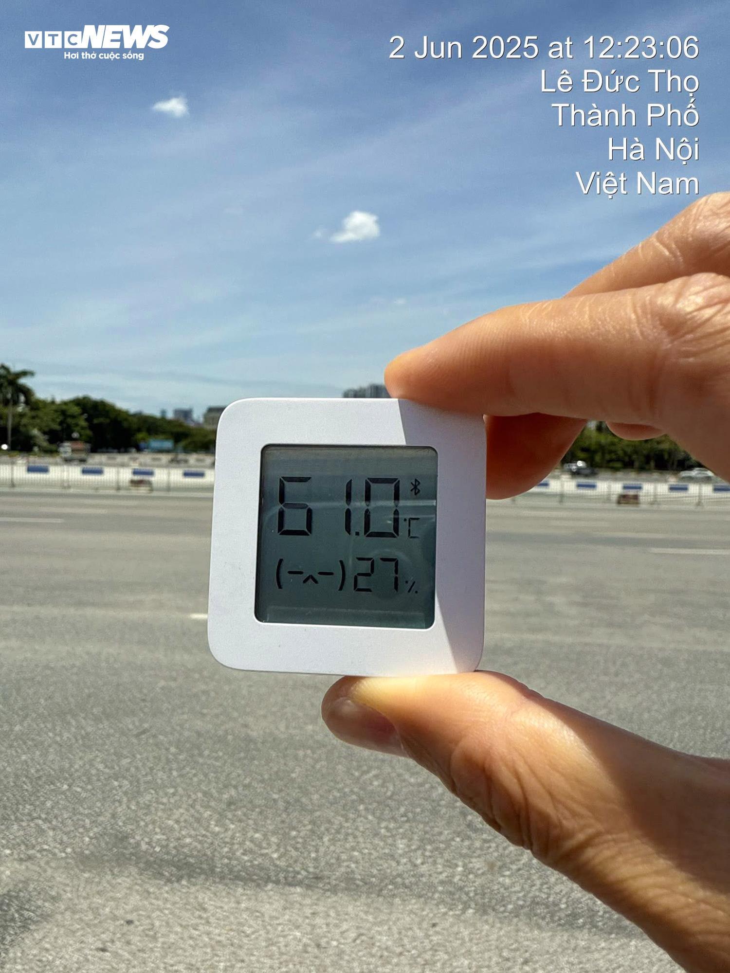 Nắng nóng ngoài trời hơn 60°C, người lao động quay cuồng mưu sinh - 2