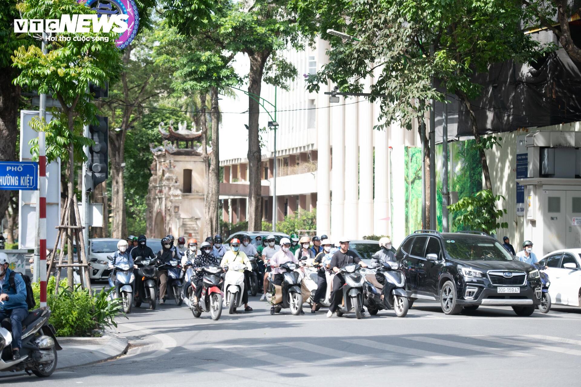 Nắng nóng ngoài trời hơn 60°C, người lao động quay cuồng mưu sinh - 14