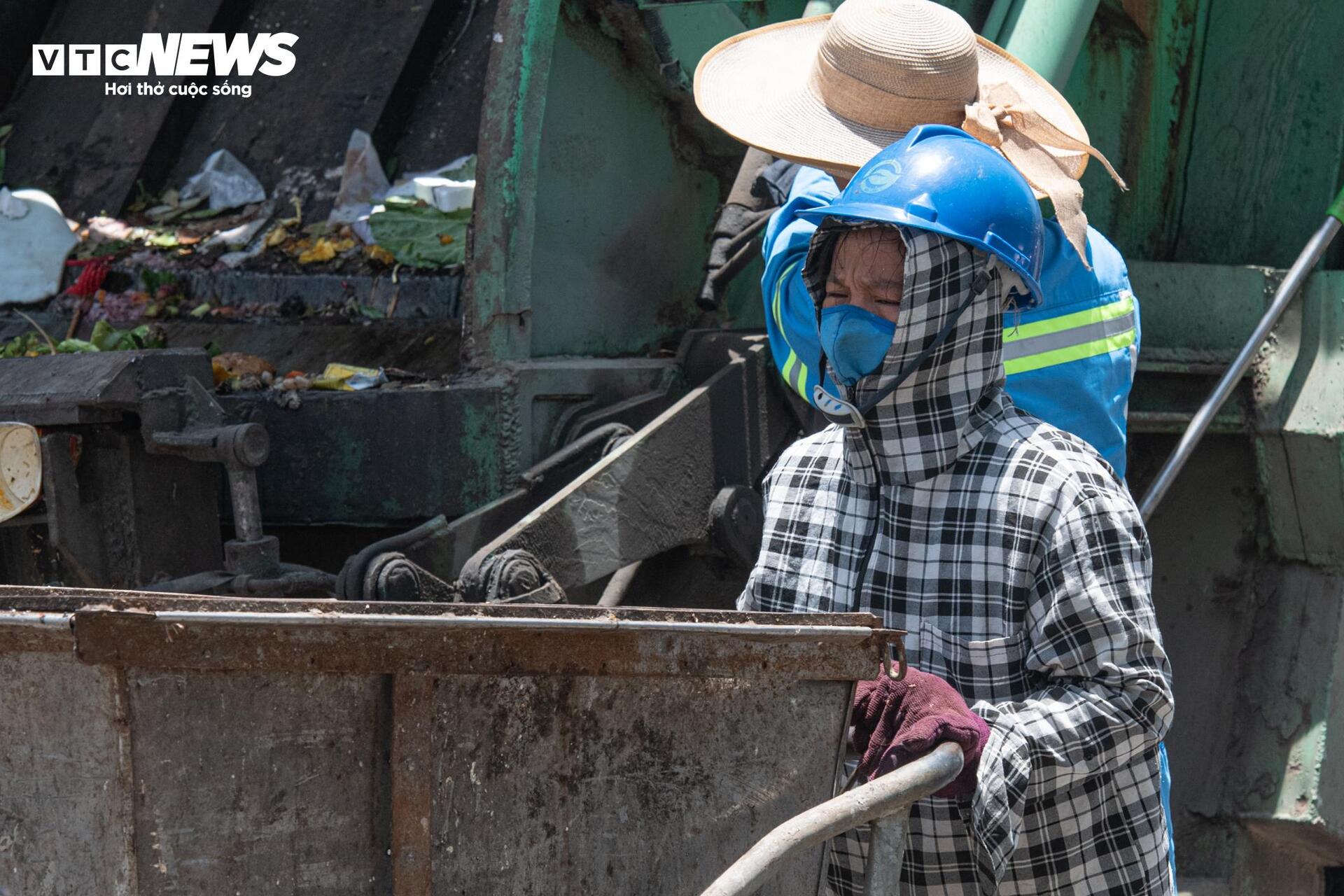 Nắng nóng ngoài trời hơn 60°C, người lao động quay cuồng mưu sinh - 9