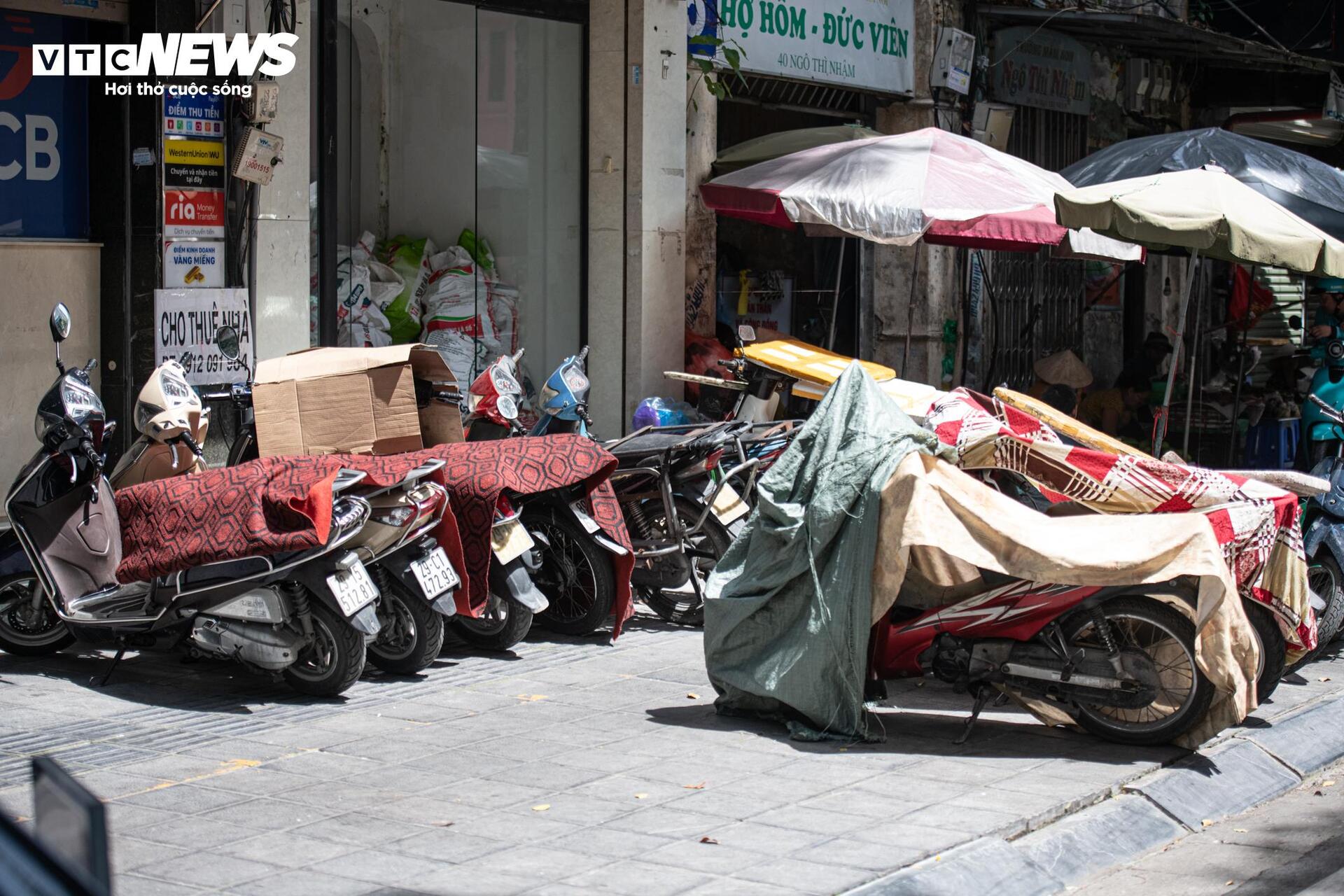 Nắng nóng ngoài trời hơn 60°C, người lao động quay cuồng mưu sinh - 13