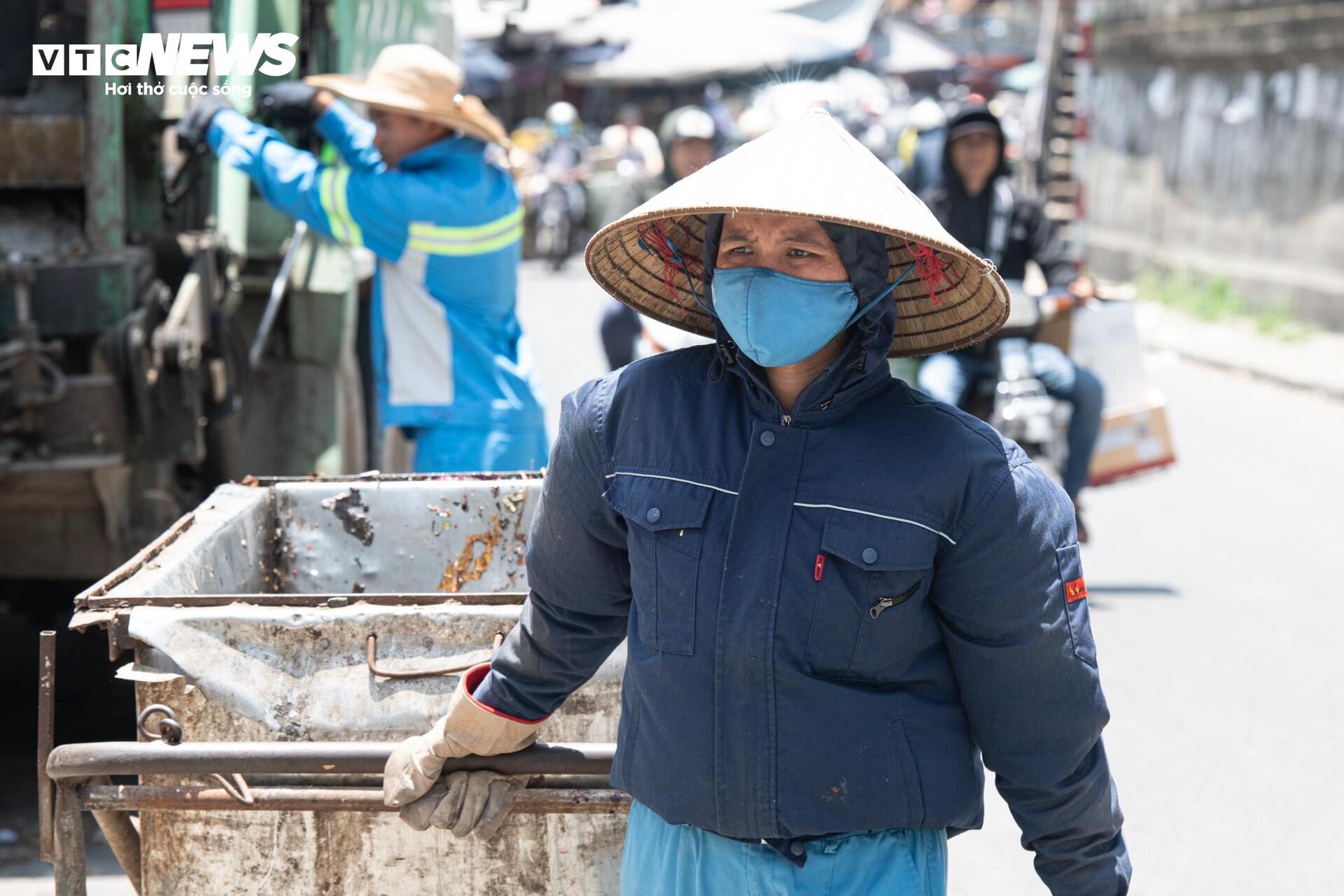 Nắng nóng ngoài trời hơn 60°C, người lao động quay cuồng mưu sinh - 10