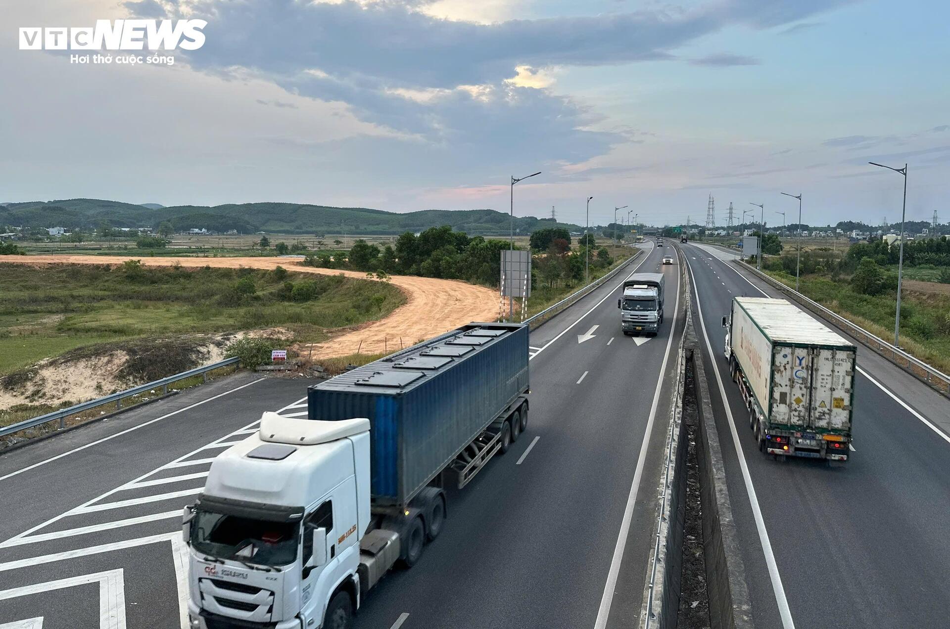 Крупный план развязки скоростной автомагистрали в Куангнгае, которая возобновляет работу после более чем 6 лет «заморозки» - 8