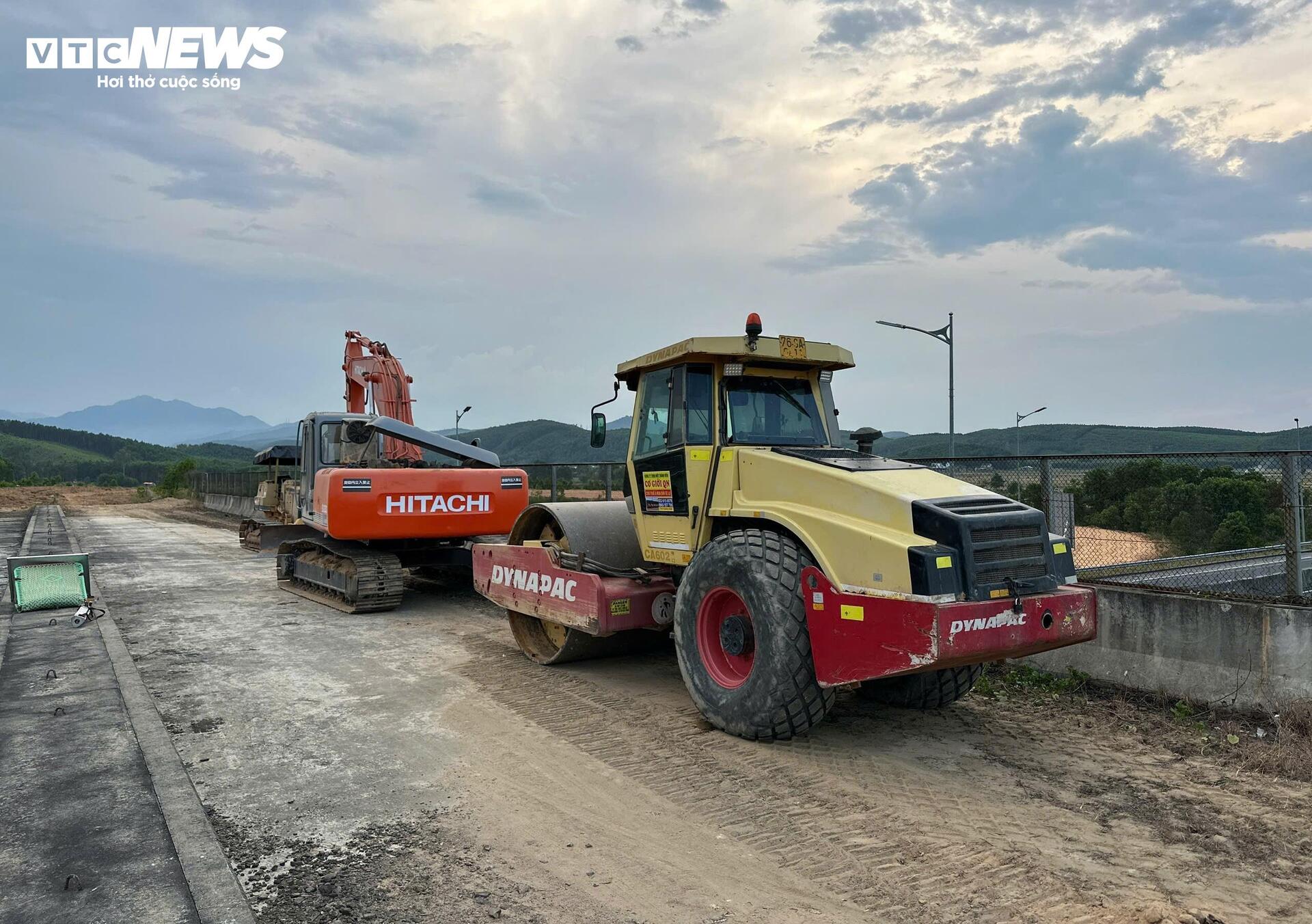 Крупный план развязки скоростной автомагистрали в Куангнгае, которая возобновляет работу после более чем 6 лет «заморозки» - 2