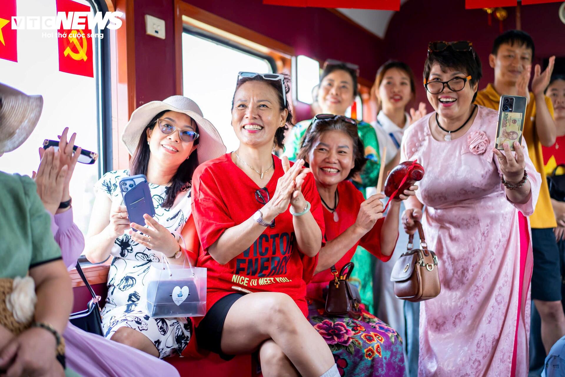 តើ​កប៉ាល់​ទេសចរណ៍ «​វិល​មក​កាន់​ទឹកដី​សិល្បៈ​ក្បាច់គុន​វិញ​» នៅ​ប៊ិញ​ឌិញ មាន​អ្វី​គួរ​ឲ្យ​ចាប់​អារម្មណ៍? - ១១