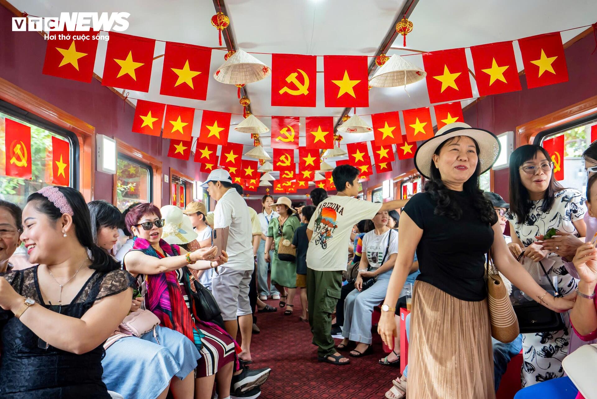 តើ​កប៉ាល់​ទេសចរណ៍​«​វិល​មក​កាន់​ទឹកដី​សិល្បៈ​ក្បាច់​គុន​»​នៅ​ប៊ិញ​ឌិញ​មាន​អ្វី​គួរ​ឲ្យ​ចាប់​អារម្មណ៍? - ៣