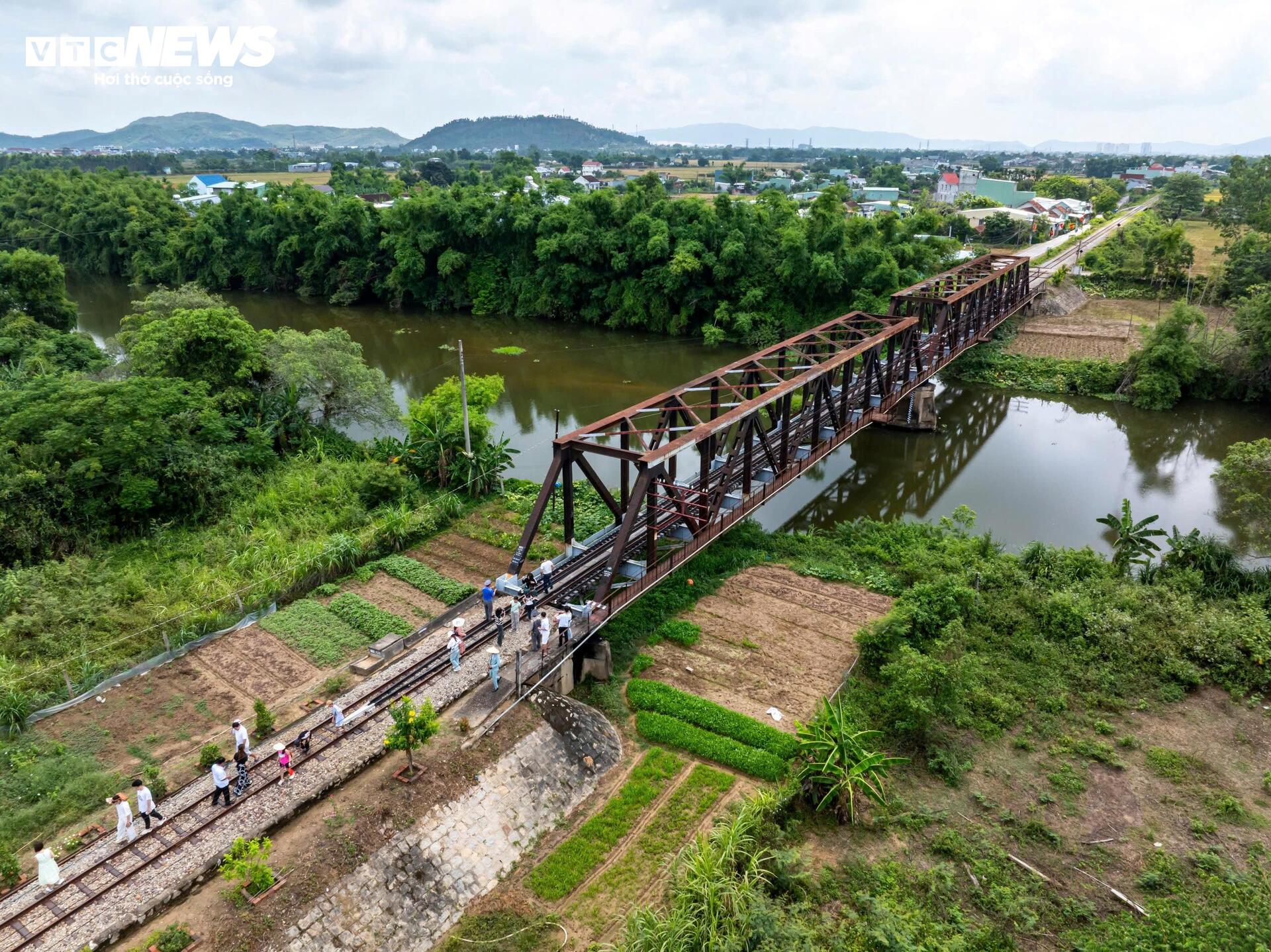 តើ​កប៉ាល់​ទេសចរណ៍​«​វិល​មក​កាន់​ទឹកដី​សិល្បៈ​ក្បាច់​គុន​»​នៅ​ប៊ិញ​ឌិញ​មាន​អ្វី​គួរ​ឲ្យ​ចាប់​អារម្មណ៍? - ១០