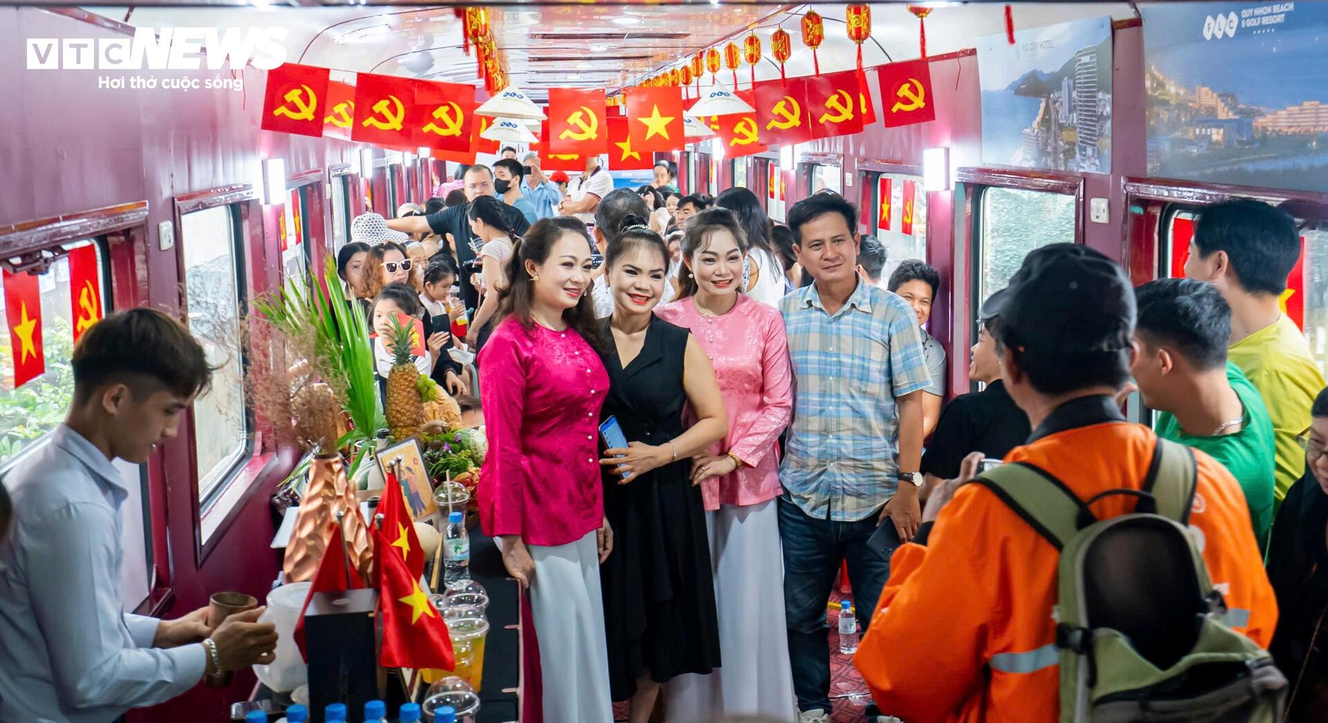 តើ​កប៉ាល់​ទេសចរណ៍​«​វិល​មក​កាន់​ទឹកដី​សិល្បៈ​ក្បាច់​គុន​»​នៅ​ប៊ិញ​ឌិញ​មាន​អ្វី​គួរ​ឲ្យ​ចាប់​អារម្មណ៍? - ១