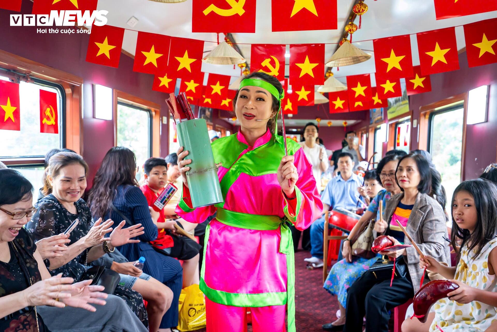 តើ​កប៉ាល់​ទេសចរណ៍​«​វិល​មក​កាន់​ទឹកដី​សិល្បៈ​ក្បាច់​គុន​»​នៅ​ប៊ិញ​ឌិញ​មាន​អ្វី​គួរ​ឲ្យ​ចាប់​អារម្មណ៍? - ៦