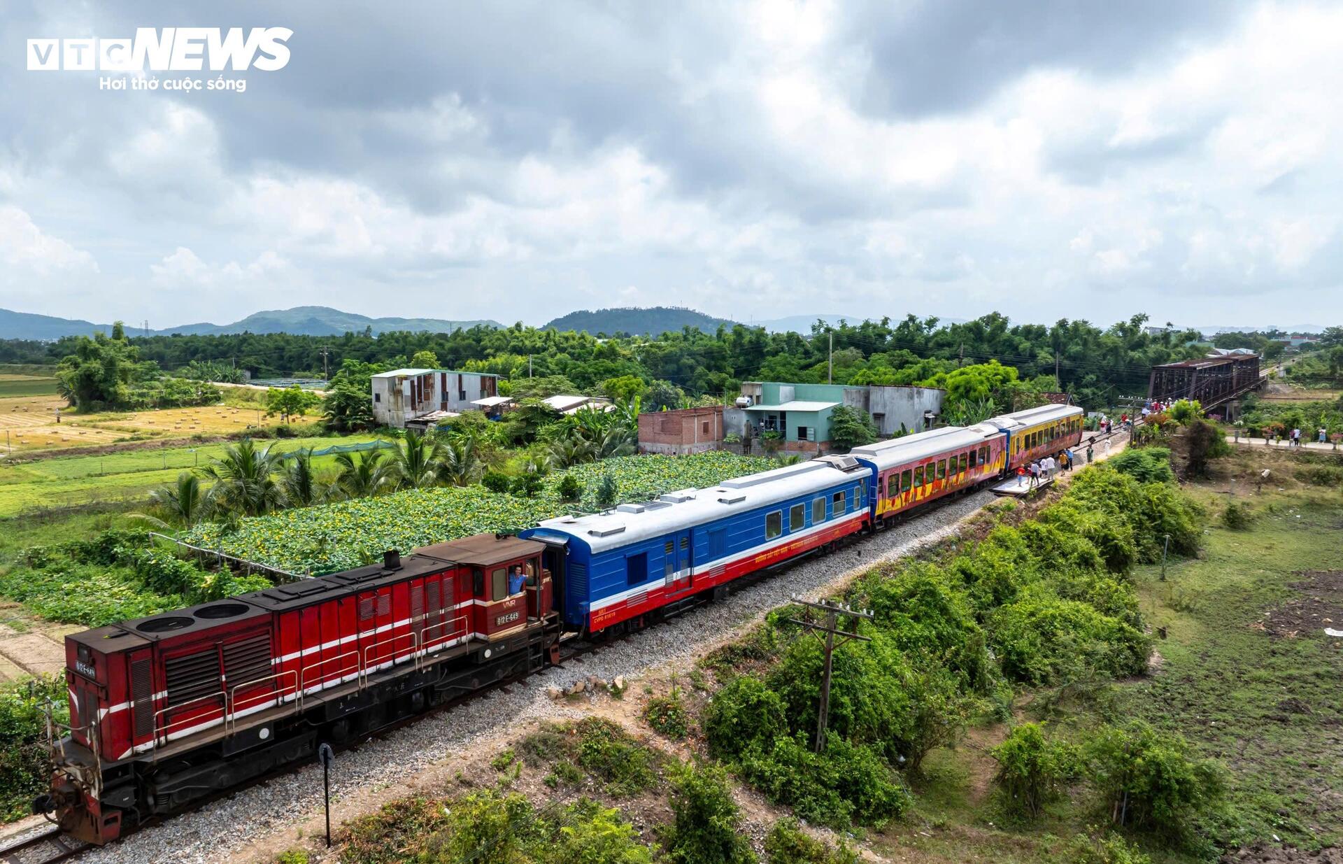 តើ​កប៉ាល់​ទេសចរណ៍​«​វិល​មក​កាន់​ទឹកដី​សិល្បៈ​ក្បាច់​គុន​»​នៅ​ប៊ិញ​ឌិញ​មាន​អ្វី​គួរ​ឲ្យ​ចាប់​អារម្មណ៍? - ២