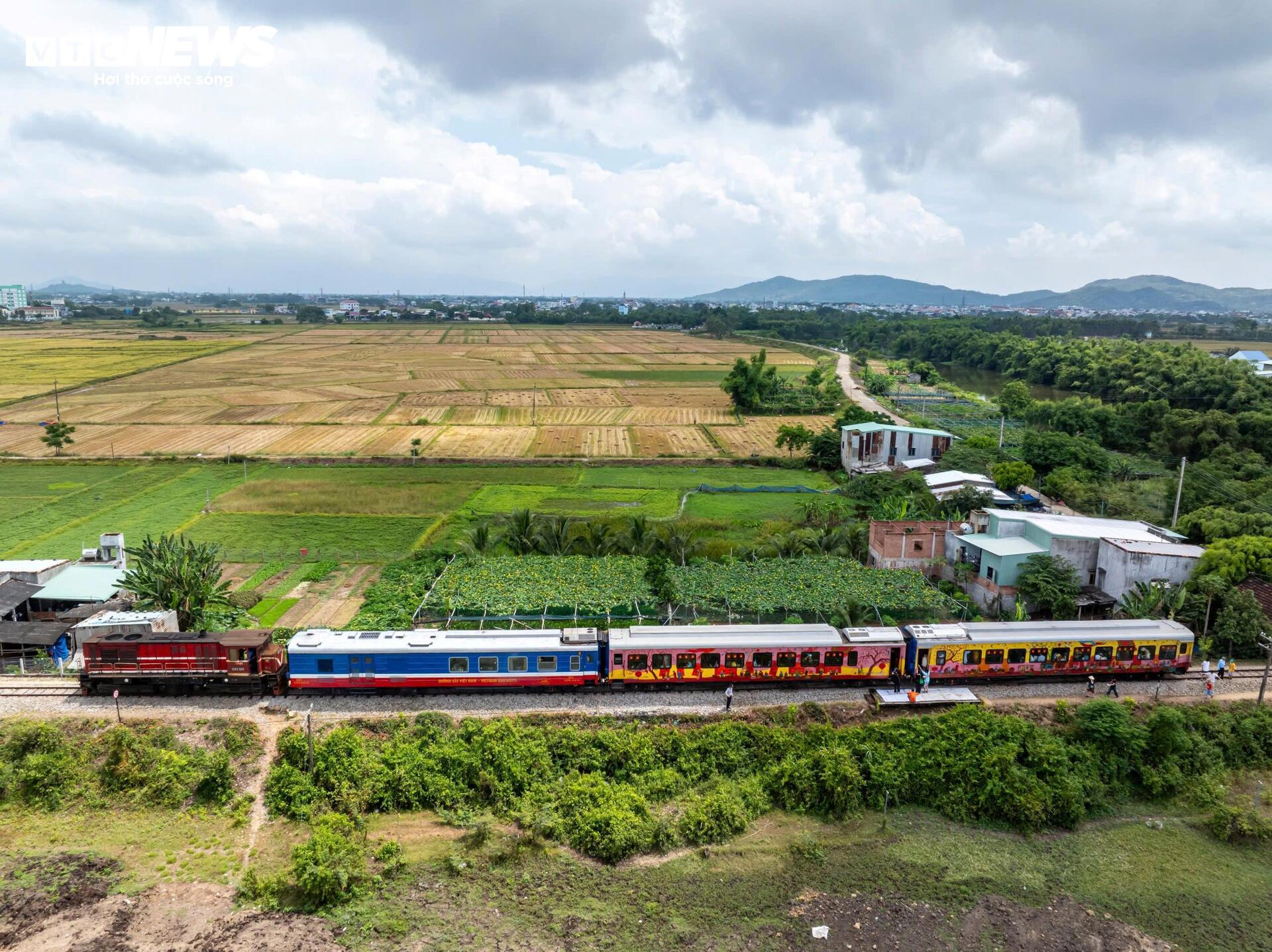 តើ​កប៉ាល់​ទេសចរណ៍​«​វិល​មក​កាន់​ទឹកដី​សិល្បៈ​ក្បាច់​គុន​»​នៅ​ប៊ិញ​ឌិញ​មាន​អ្វី​គួរ​ឲ្យ​ចាប់​អារម្មណ៍? - ១៣