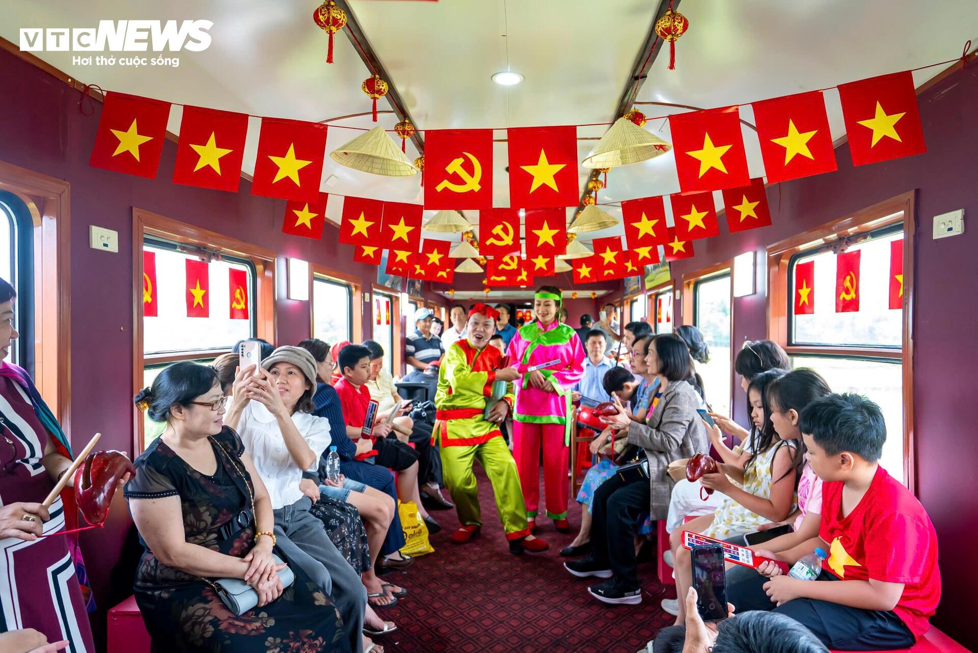 តើ​កប៉ាល់​ទេសចរណ៍​«​វិល​មក​កាន់​ទឹកដី​សិល្បៈ​ក្បាច់​គុន​»​នៅ​ប៊ិញ​ឌិញ​មាន​អ្វី​គួរ​ឲ្យ​ចាប់​អារម្មណ៍? - ៤