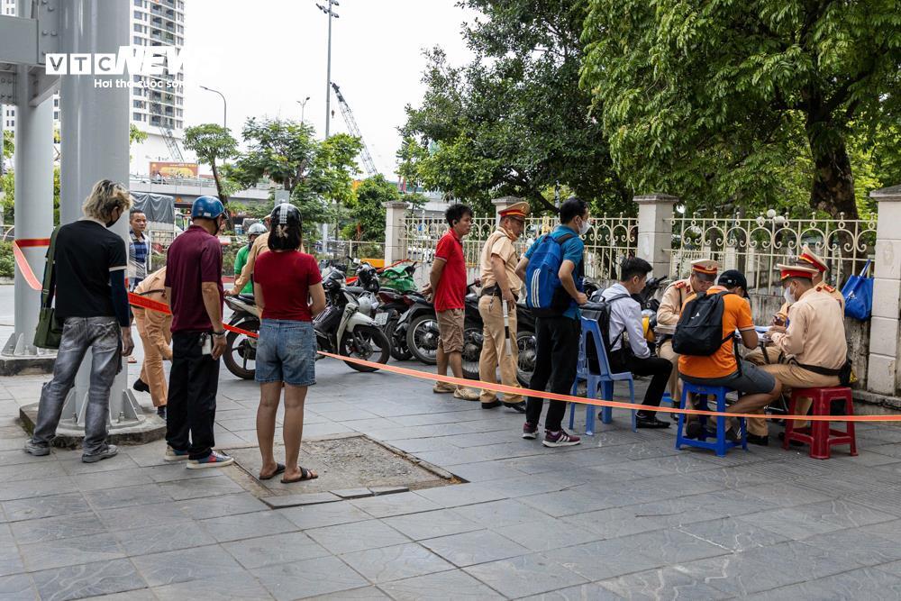 Đi lên vỉa hè vì sợ khách muộn giờ làm, tài xế xe công nghệ mất cả tháng lương - 7