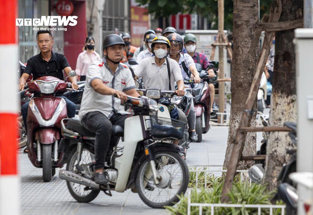 Đi lên vỉa hè vì sợ khách muộn giờ làm, tài xế xe công nghệ mất cả tháng lương - 11