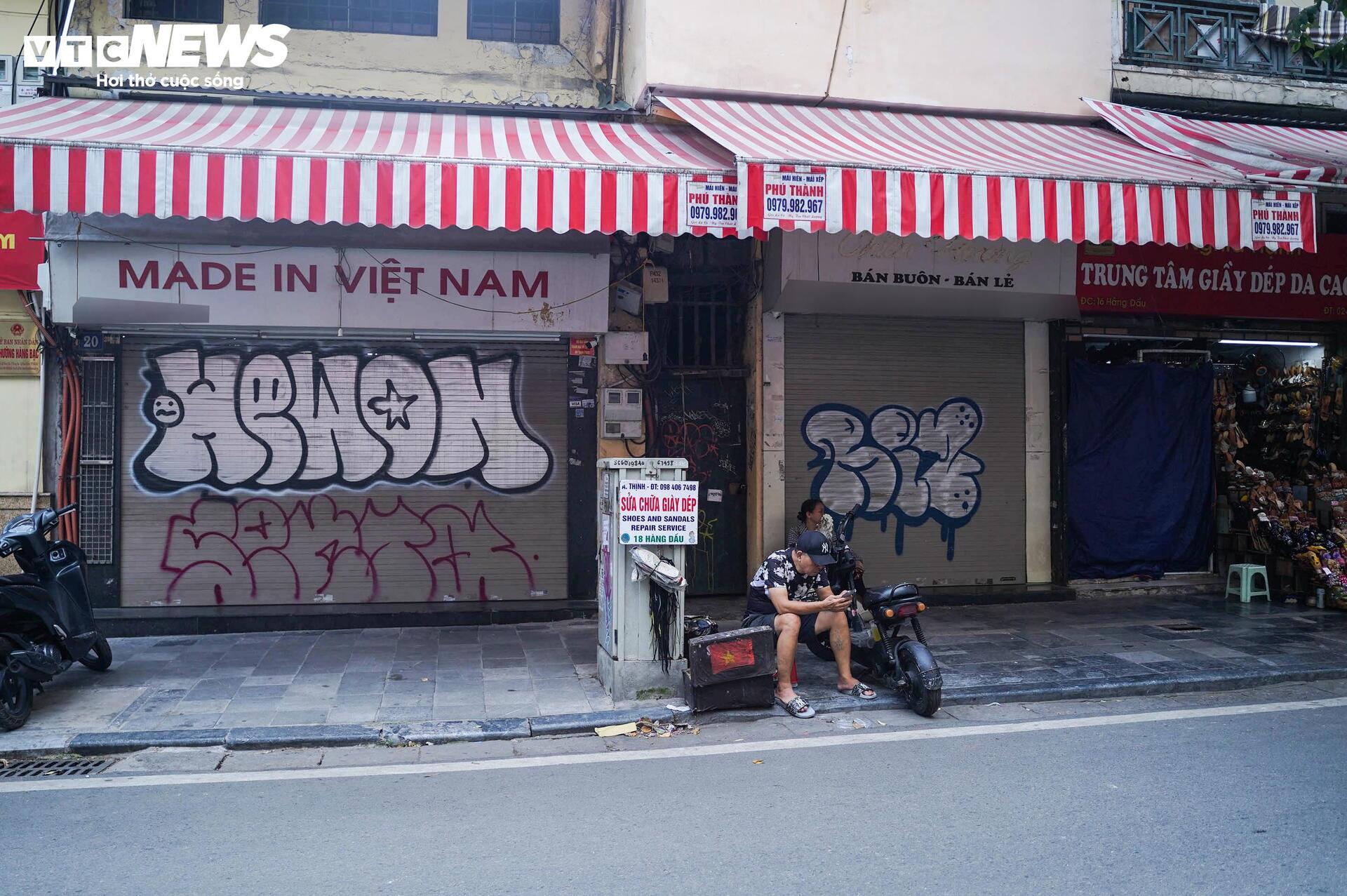 Nhiều gian hàng 'hái ra tiền' trên phố cổ Hà Nội đồng loạt đóng cửa - 9