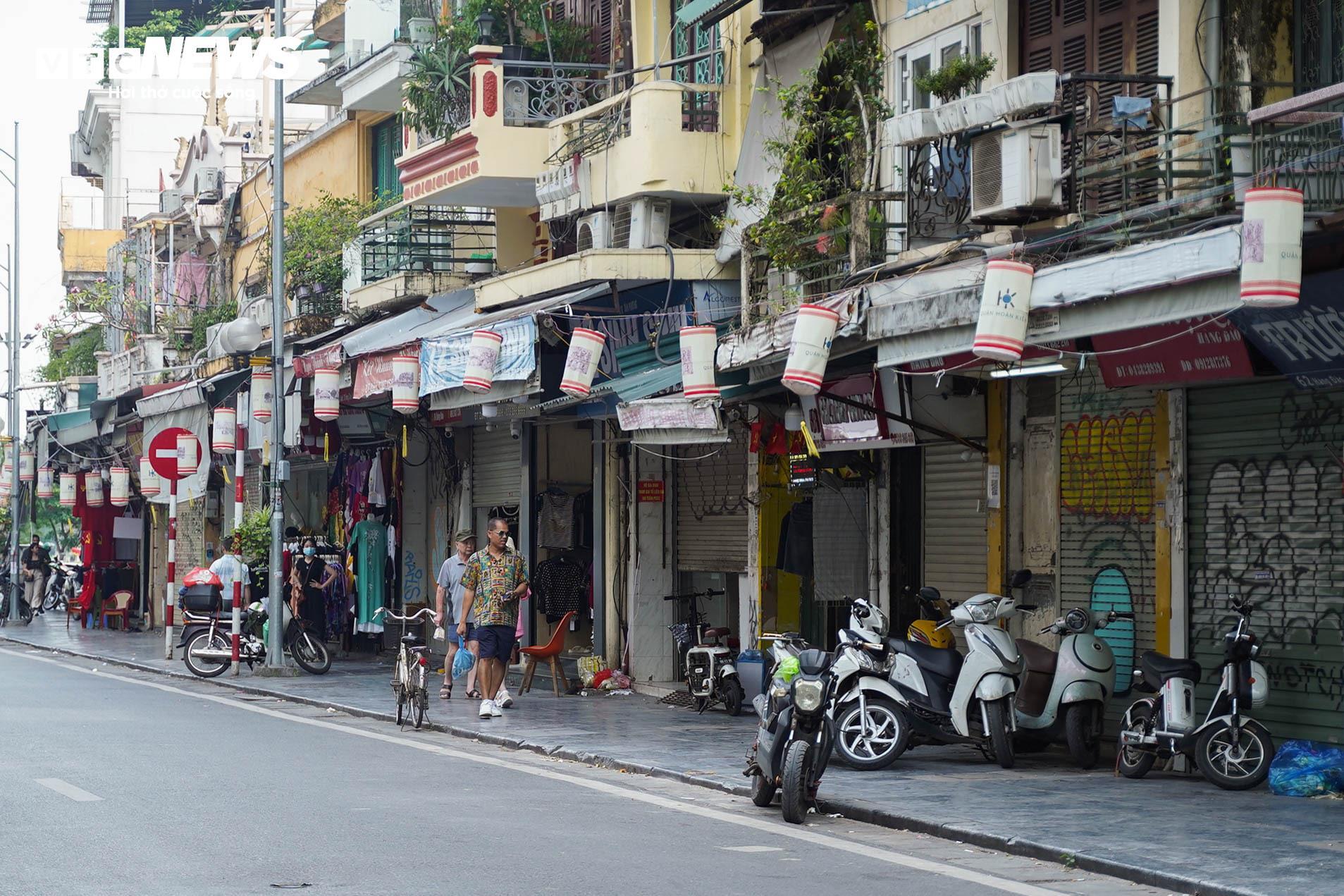 Nhiều gian hàng 'hái ra tiền' trên phố cổ Hà Nội đồng loạt đóng cửa - 2