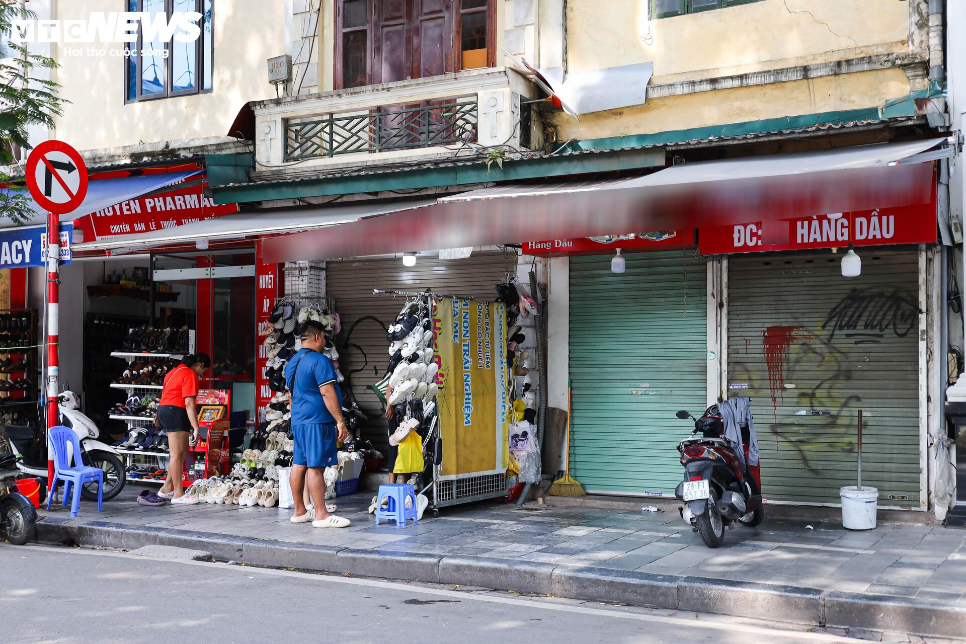 Nhiều gian hàng 'hái ra tiền' trên phố cổ Hà Nội đồng loạt đóng cửa - 12