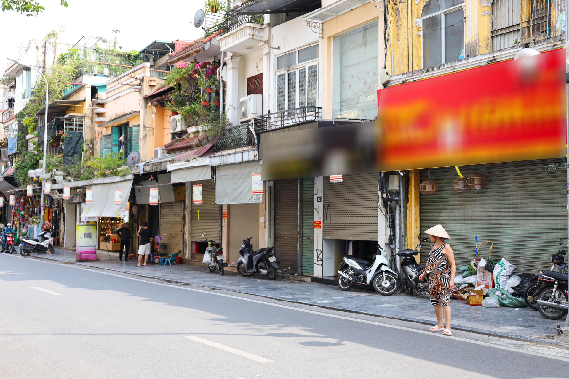 Nhiều gian hàng 'hái ra tiền' trên phố cổ Hà Nội đồng loạt đóng cửa - 3