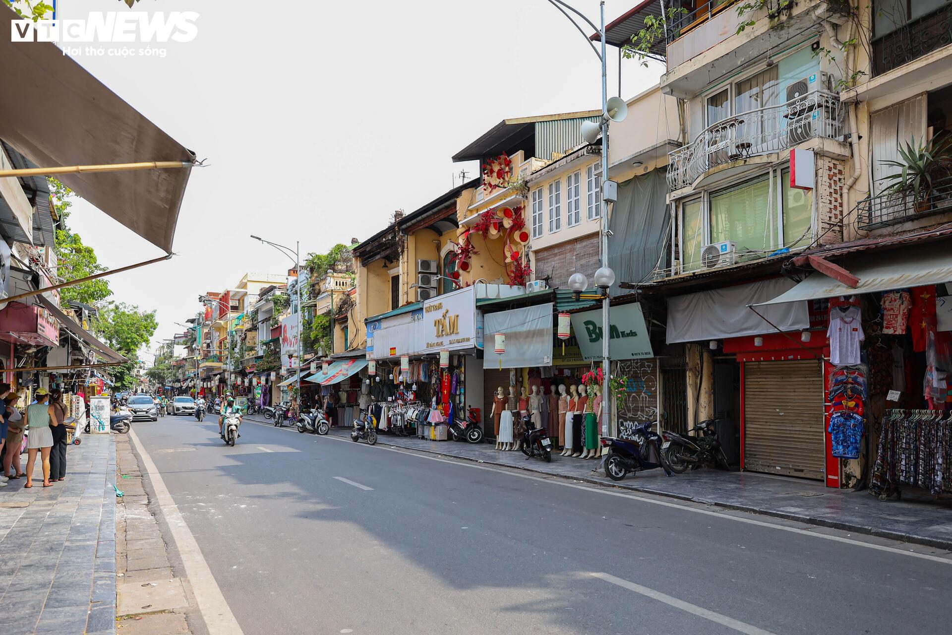 Nhiều gian hàng 'hái ra tiền' trên phố cổ Hà Nội đồng loạt đóng cửa - 1