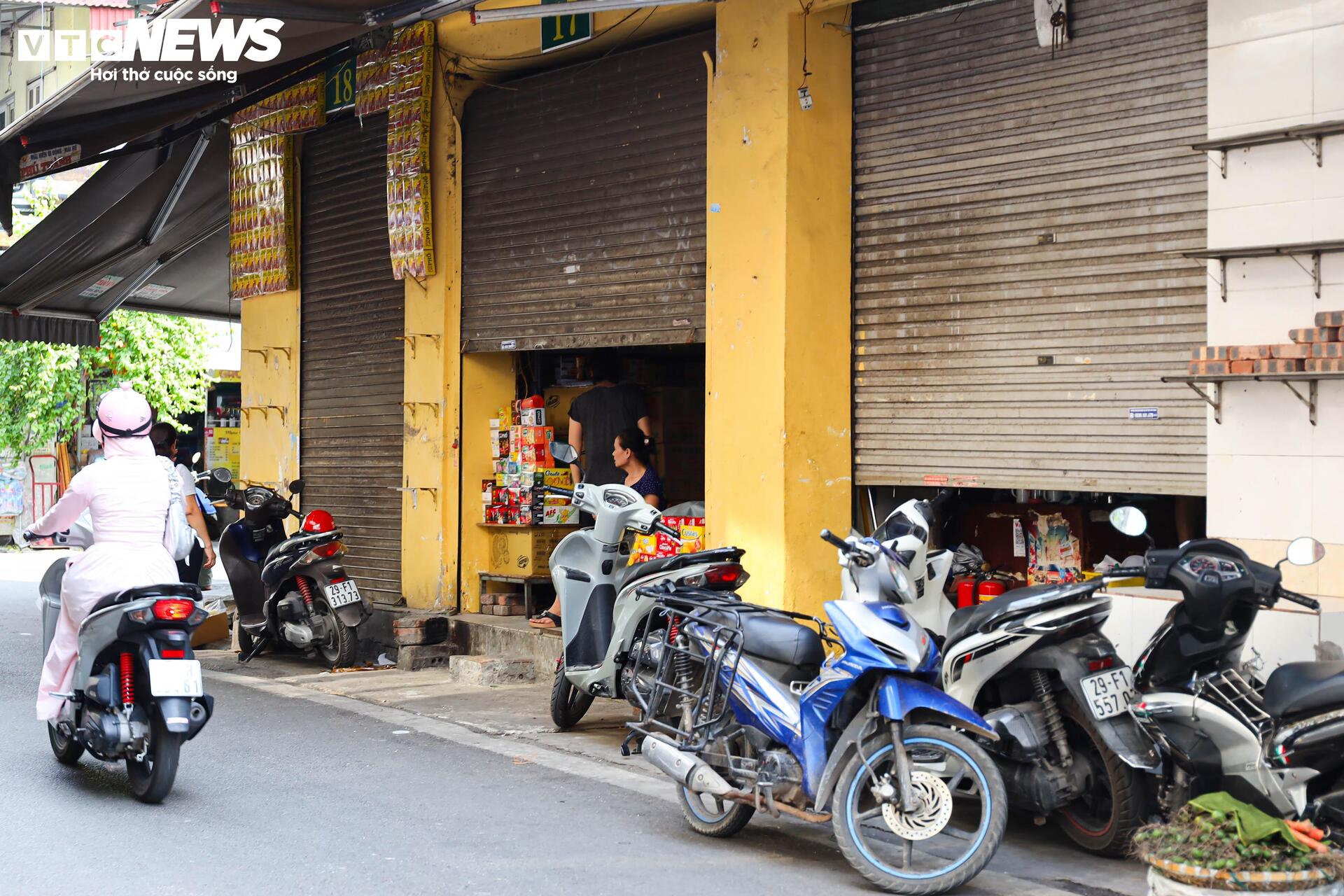 Nhiều gian hàng 'hái ra tiền' trên phố cổ Hà Nội đồng loạt đóng cửa - 16