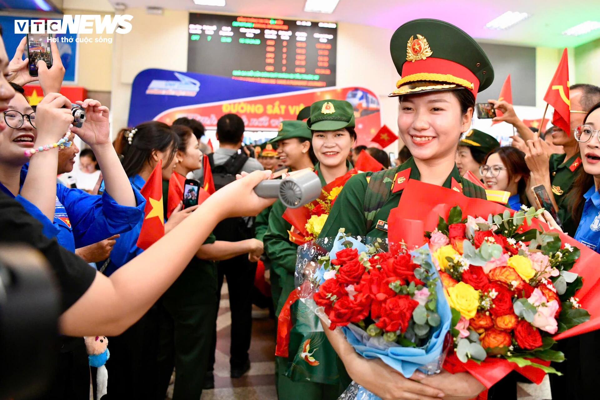 Người dân chào đón đoàn quân ra Bắc luyện tập diễu binh mừng 80 năm Quốc khánh - 12