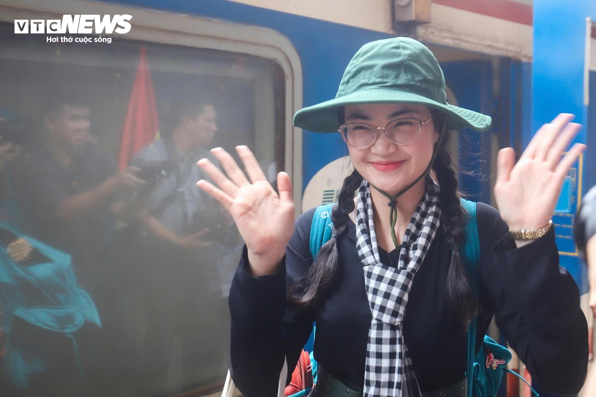 Người dân chào đón đoàn quân ra Bắc luyện tập diễu binh mừng 80 năm Quốc khánh - 7