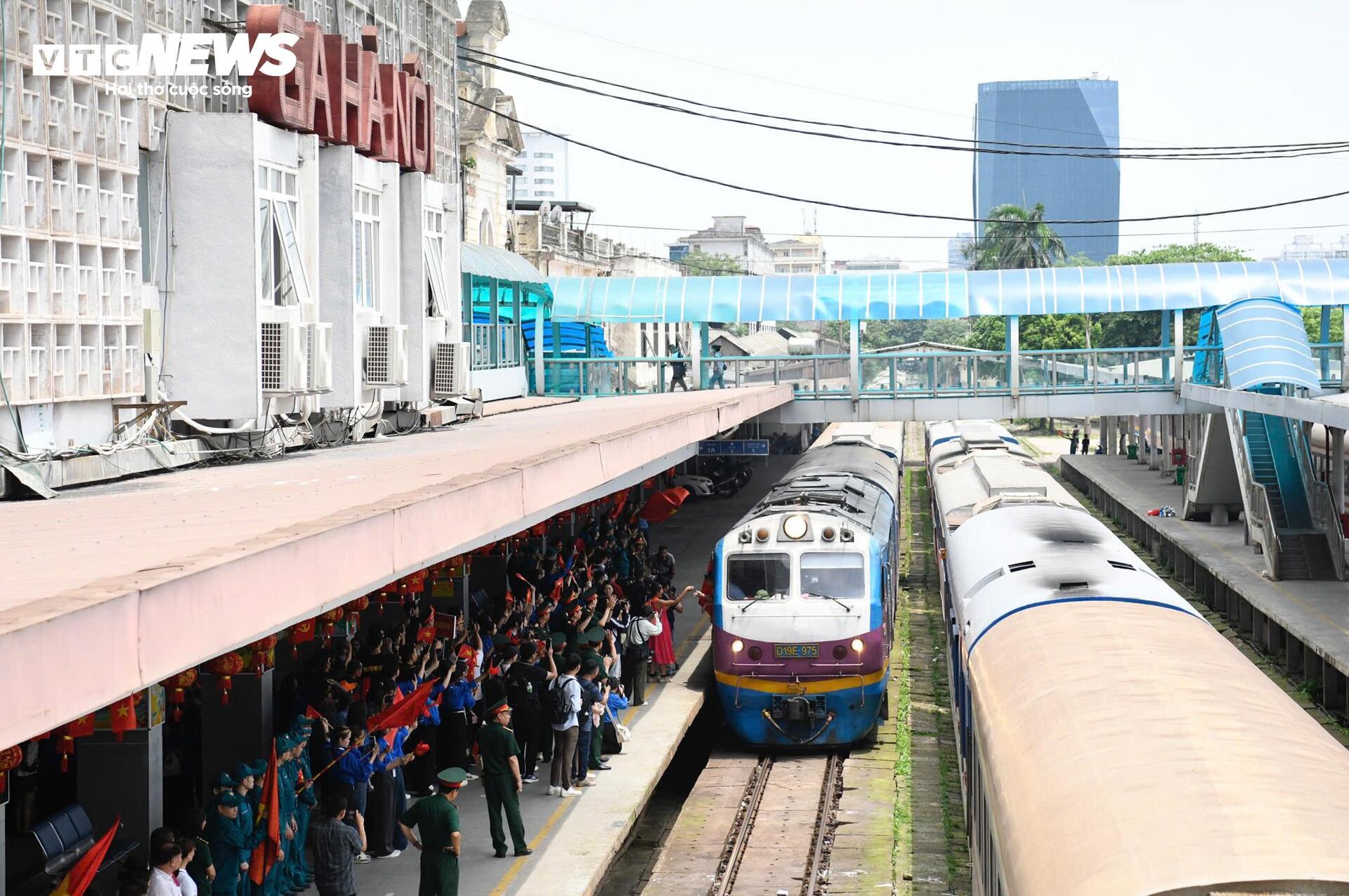 Người dân chào đón đoàn quân ra Bắc luyện tập diễu binh mừng 80 năm Quốc khánh - 1