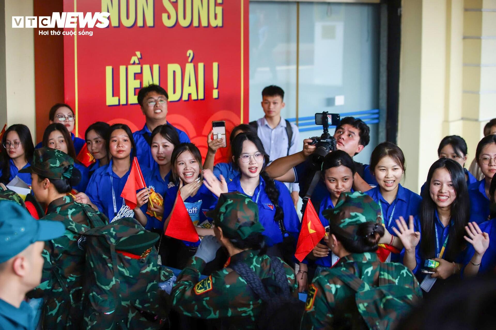 Người dân chào đón đoàn quân ra Bắc luyện tập diễu binh mừng 80 năm Quốc khánh - 3