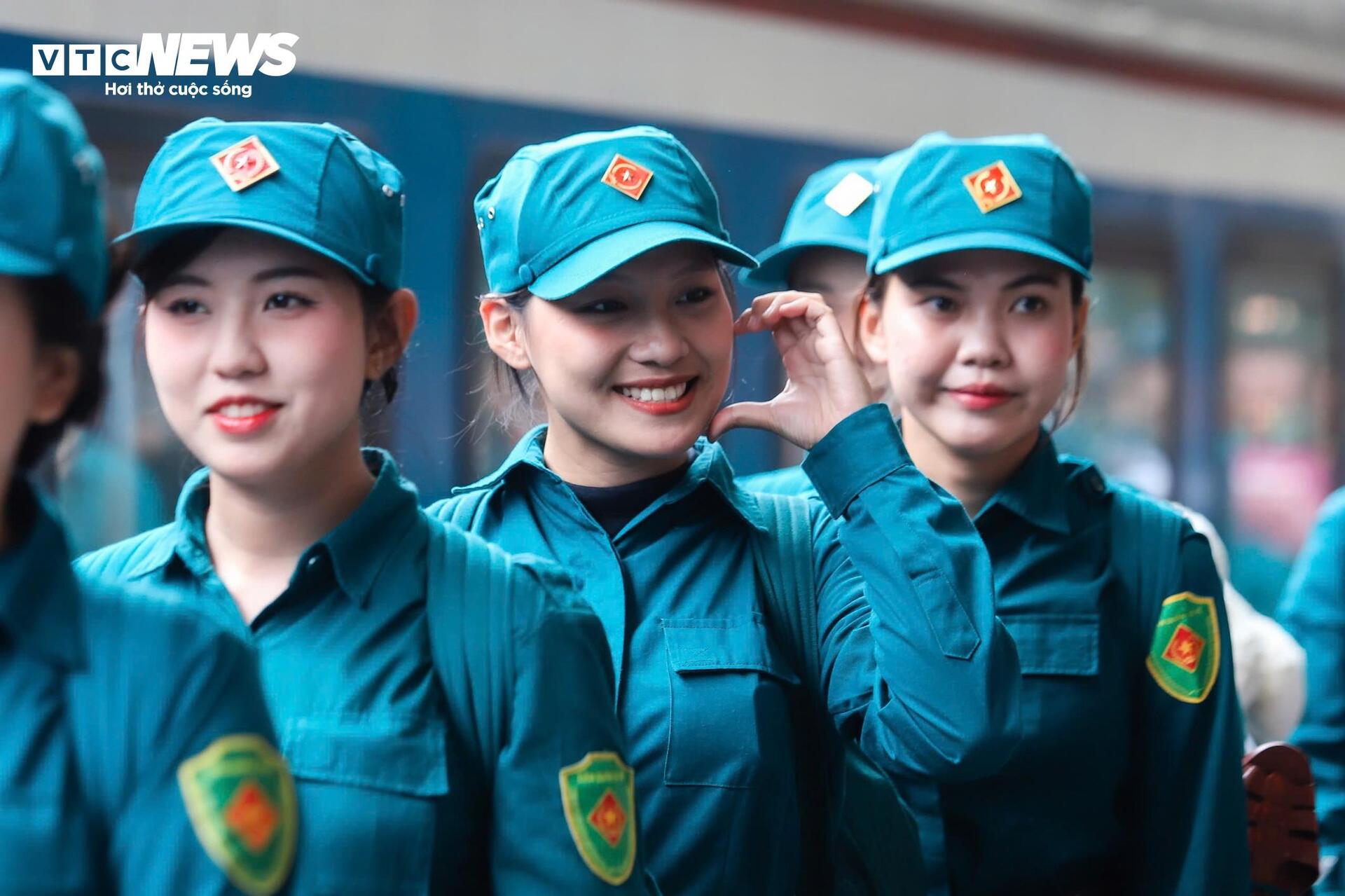 Người dân chào đón đoàn quân ra Bắc luyện tập diễu binh mừng 80 năm Quốc khánh - 5