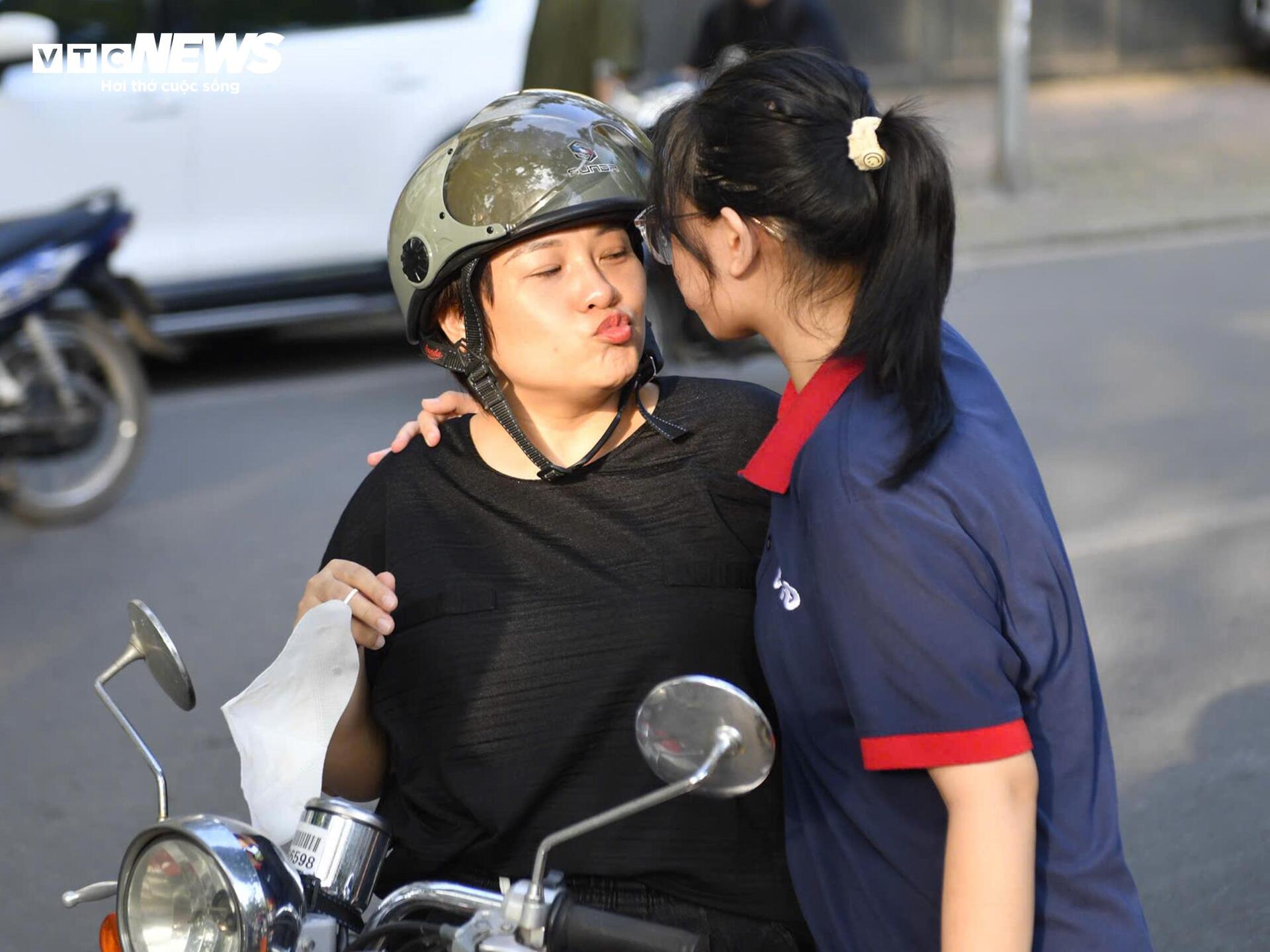 1.400 ngày đồng hành ôn luyện, ba mẹ mong con thi cử nhẹ nhàng, không áp lực - 3