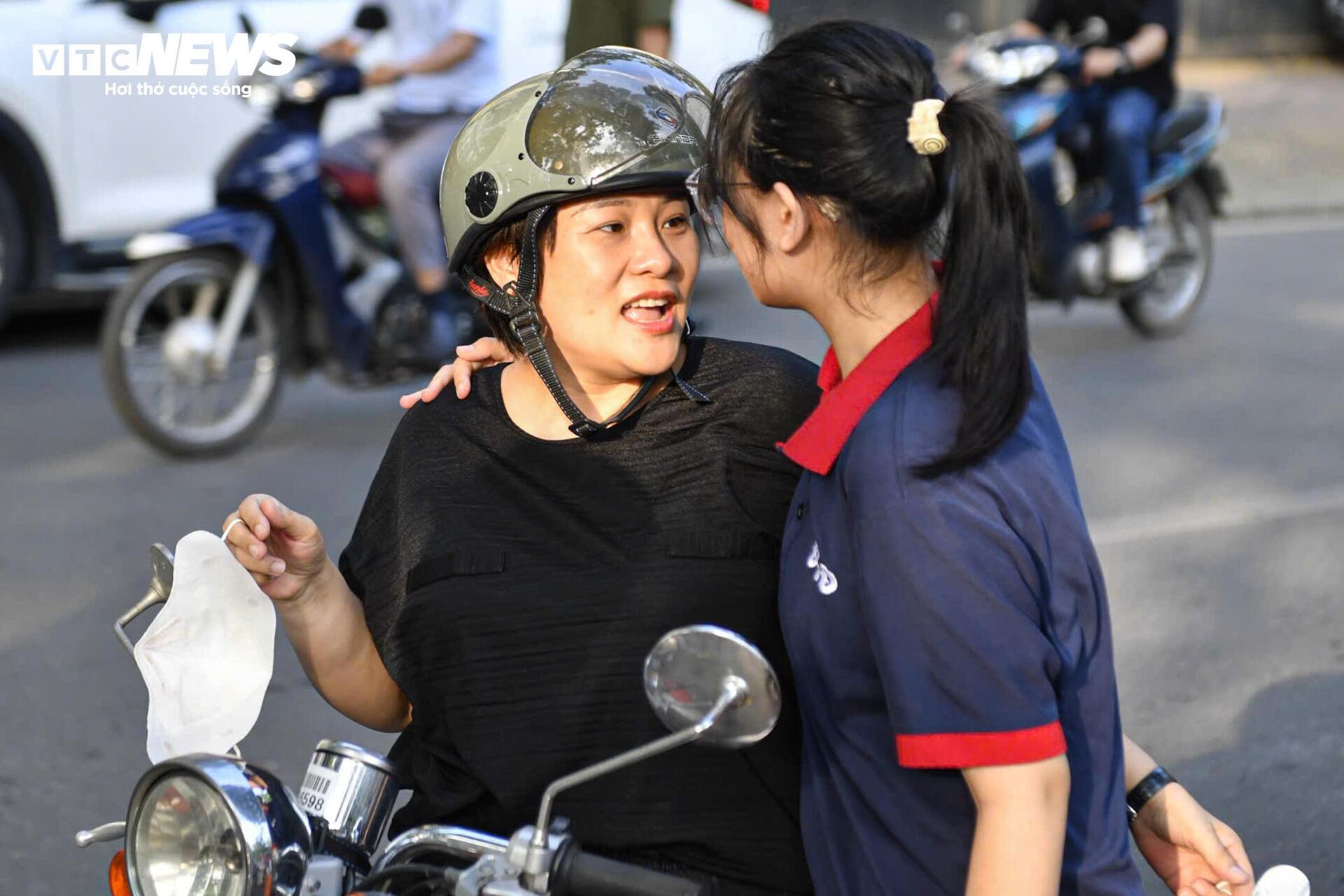 1.400 ngày đồng hành ôn luyện, ba mẹ mong con thi cử nhẹ nhàng, không áp lực - 4