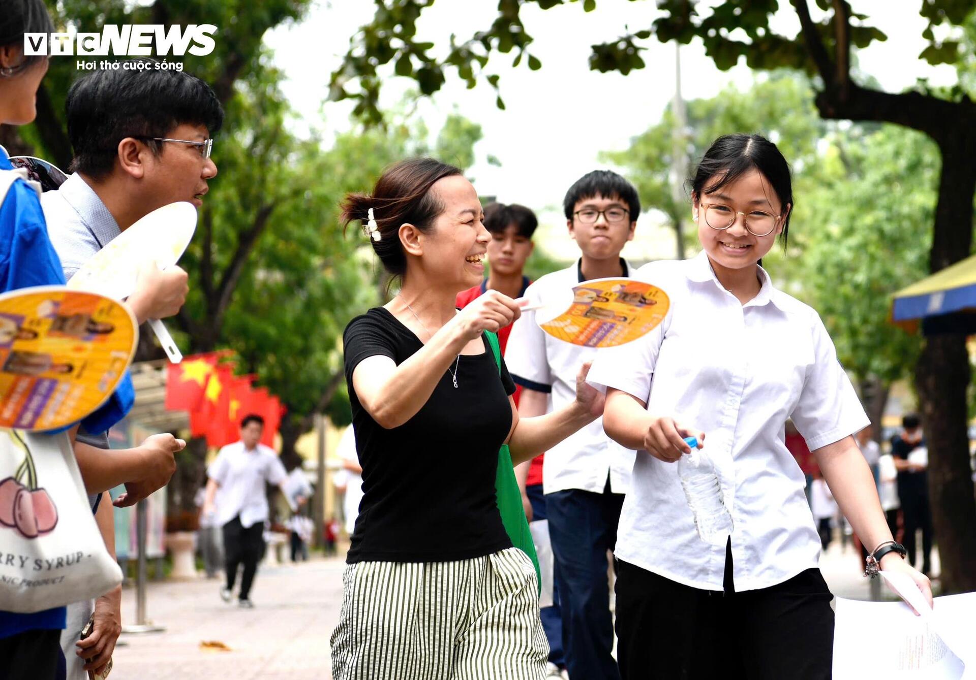 'បុកសញ្ញាសម្គាល់' បេក្ខជនសរសេរ 8 ទំព័រជាប់គ្នា កាន់ 8 ពិន្ទុក្នុងដៃ - 17