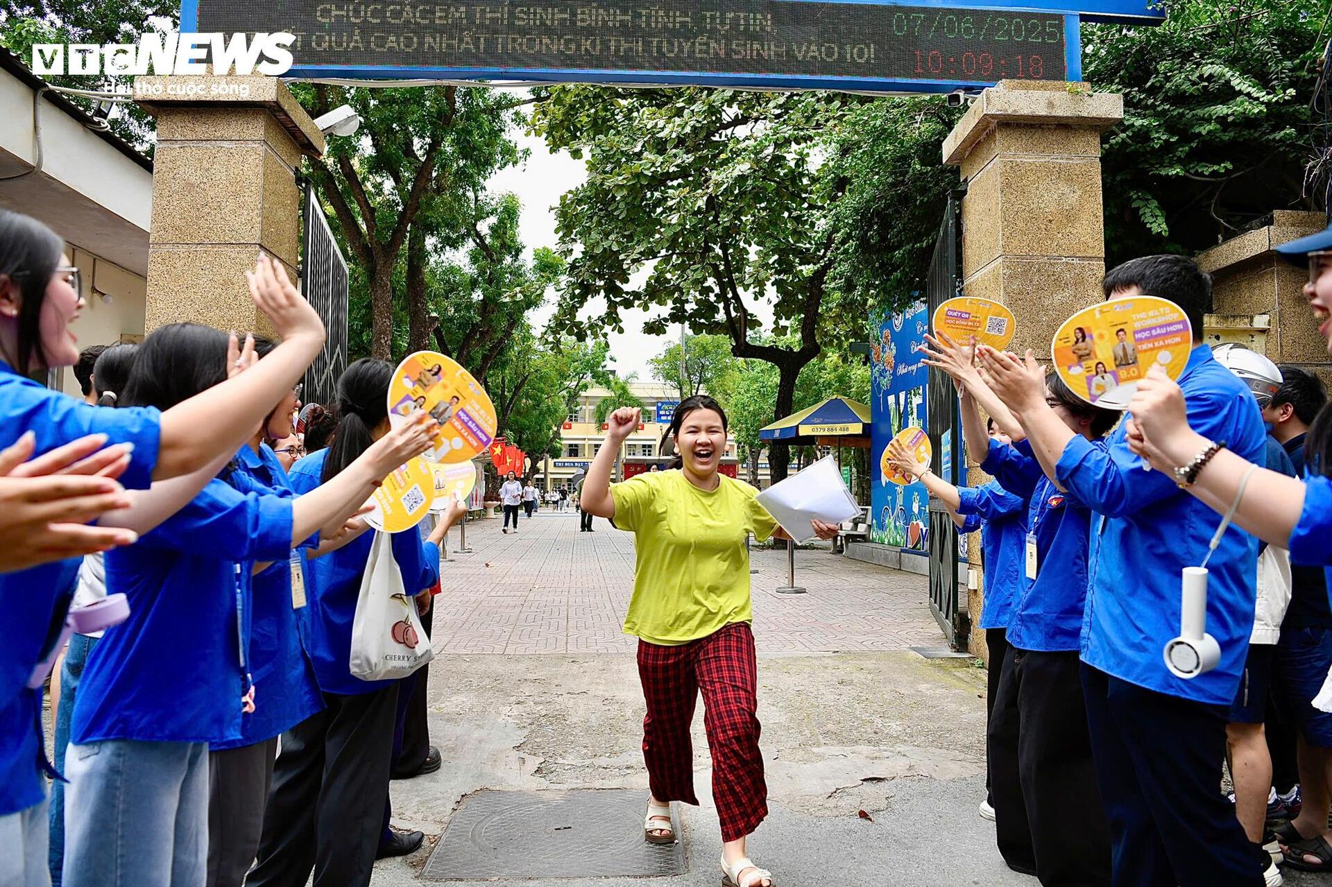 'បុកសញ្ញាសម្គាល់' បេក្ខជនសរសេរ 8 ទំព័រជាប់គ្នា កាន់ 8 ពិន្ទុក្នុងដៃ - 13